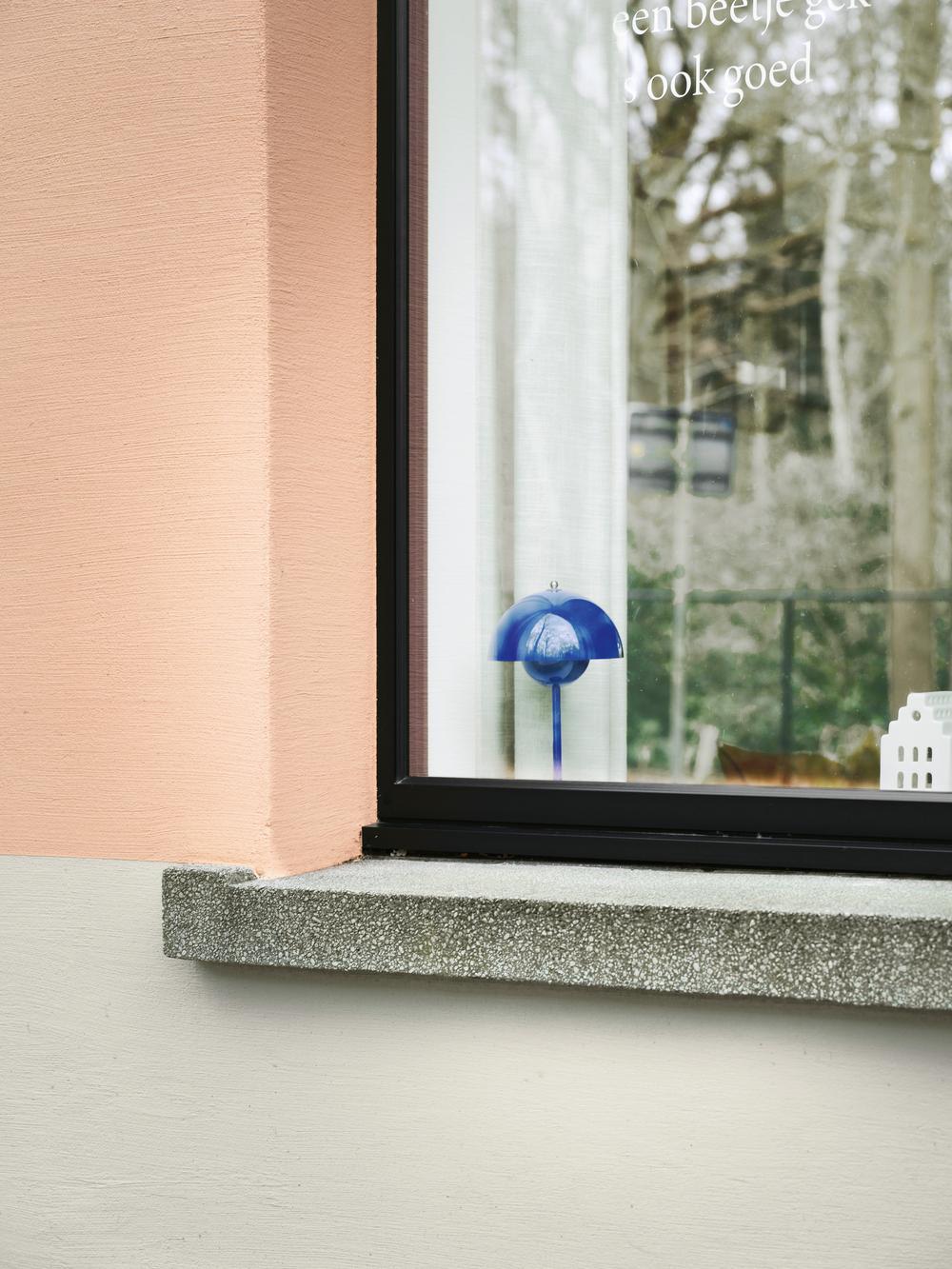Titel (NL): Een kleuraccent achter glas