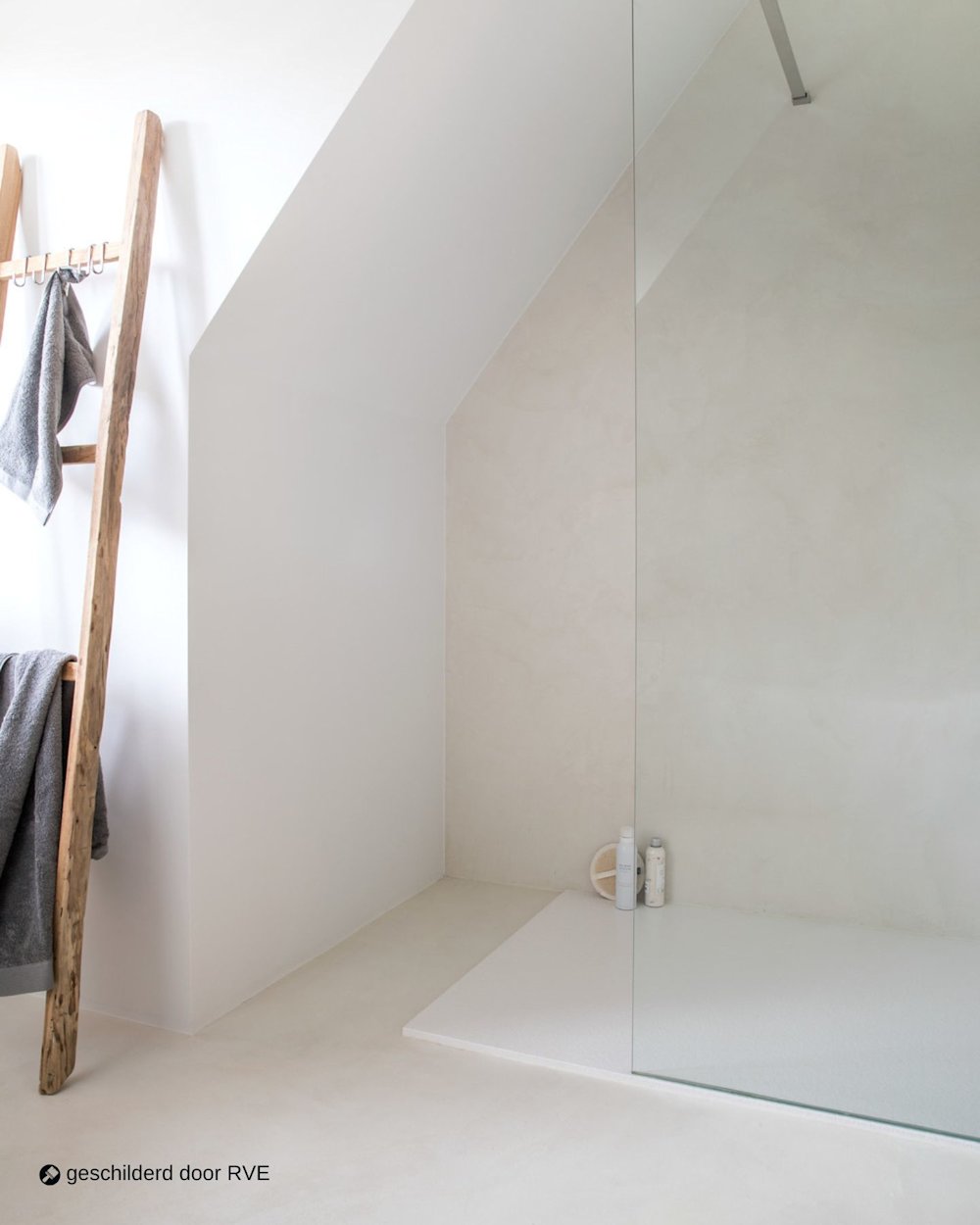 inspiratiebeeld colora – Aqua Sensa –   Minimalistische douche in zachte kalklook – AS 01  – geschilderd door RVE 