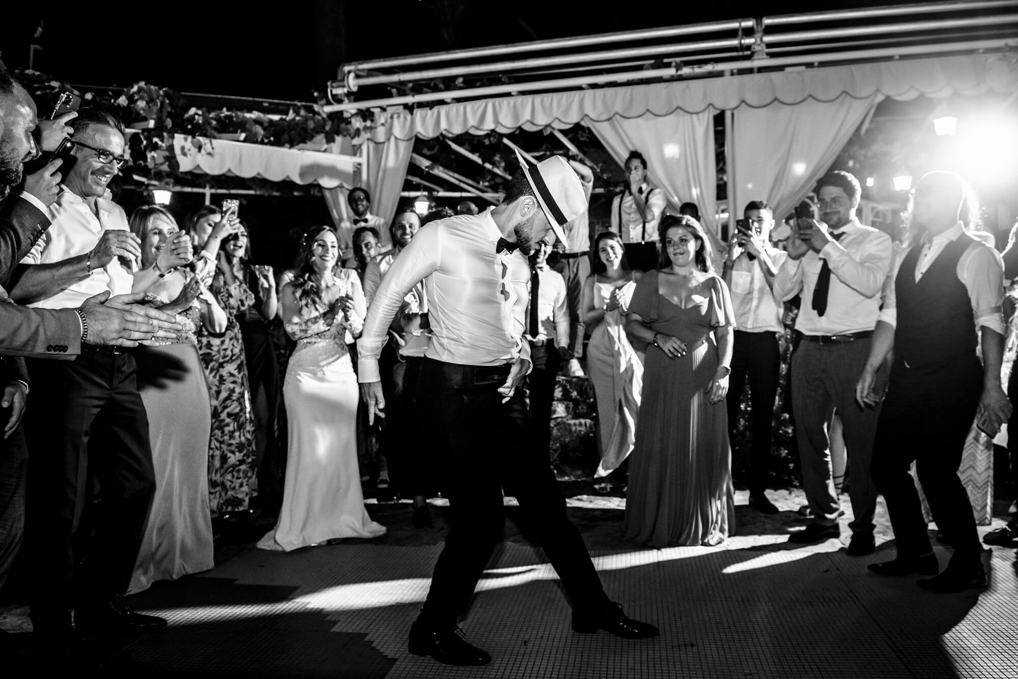 lo sposo balla in stile michael jackson durante il party del matrimonio all'hotel royal di sanremo