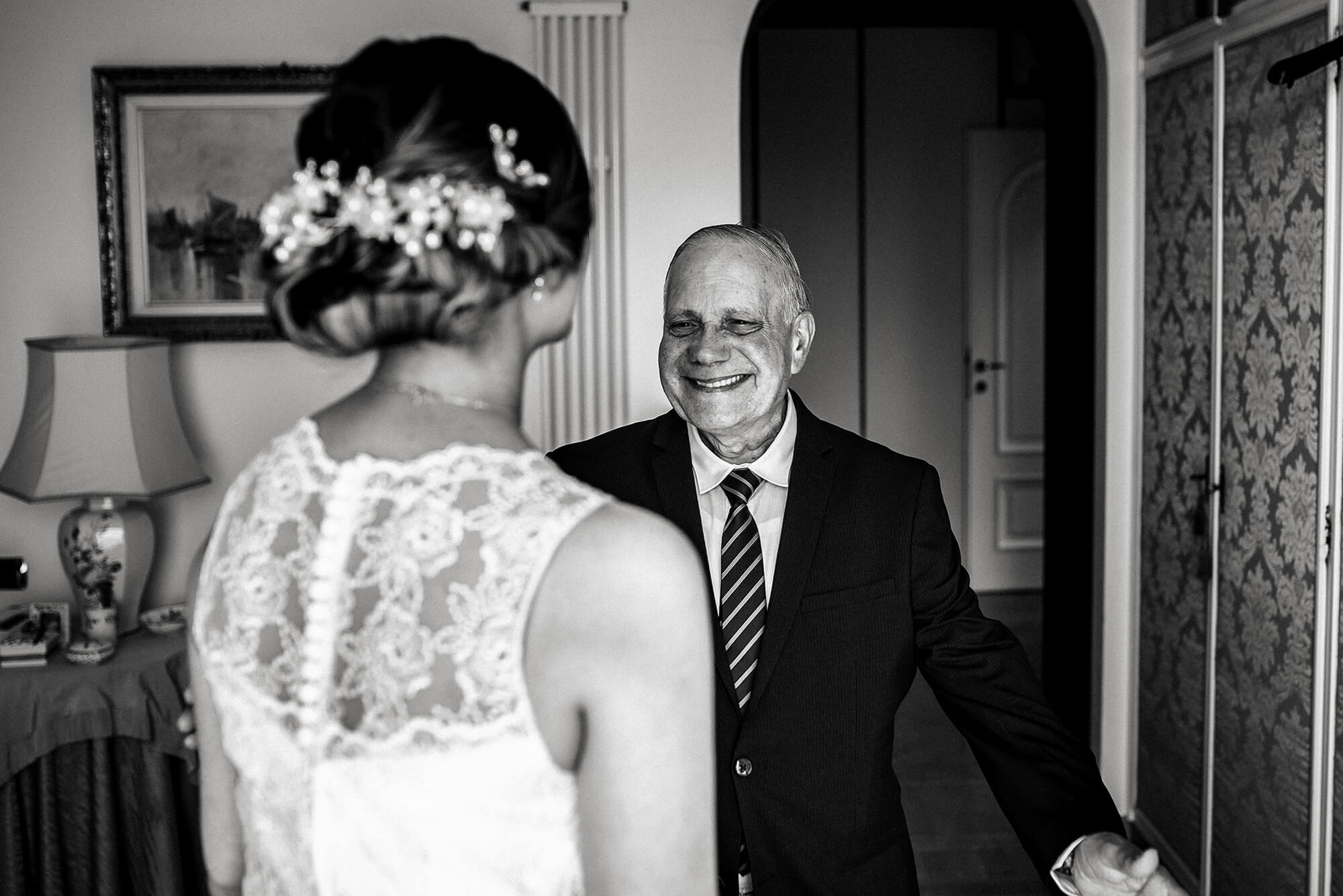 Sono un fotografo di matrimonio della provincia di Imperia, qui il papà della sposa entra in camera e si emoziona nel vedere la figlia per la prima volta con l'abito da sposa.