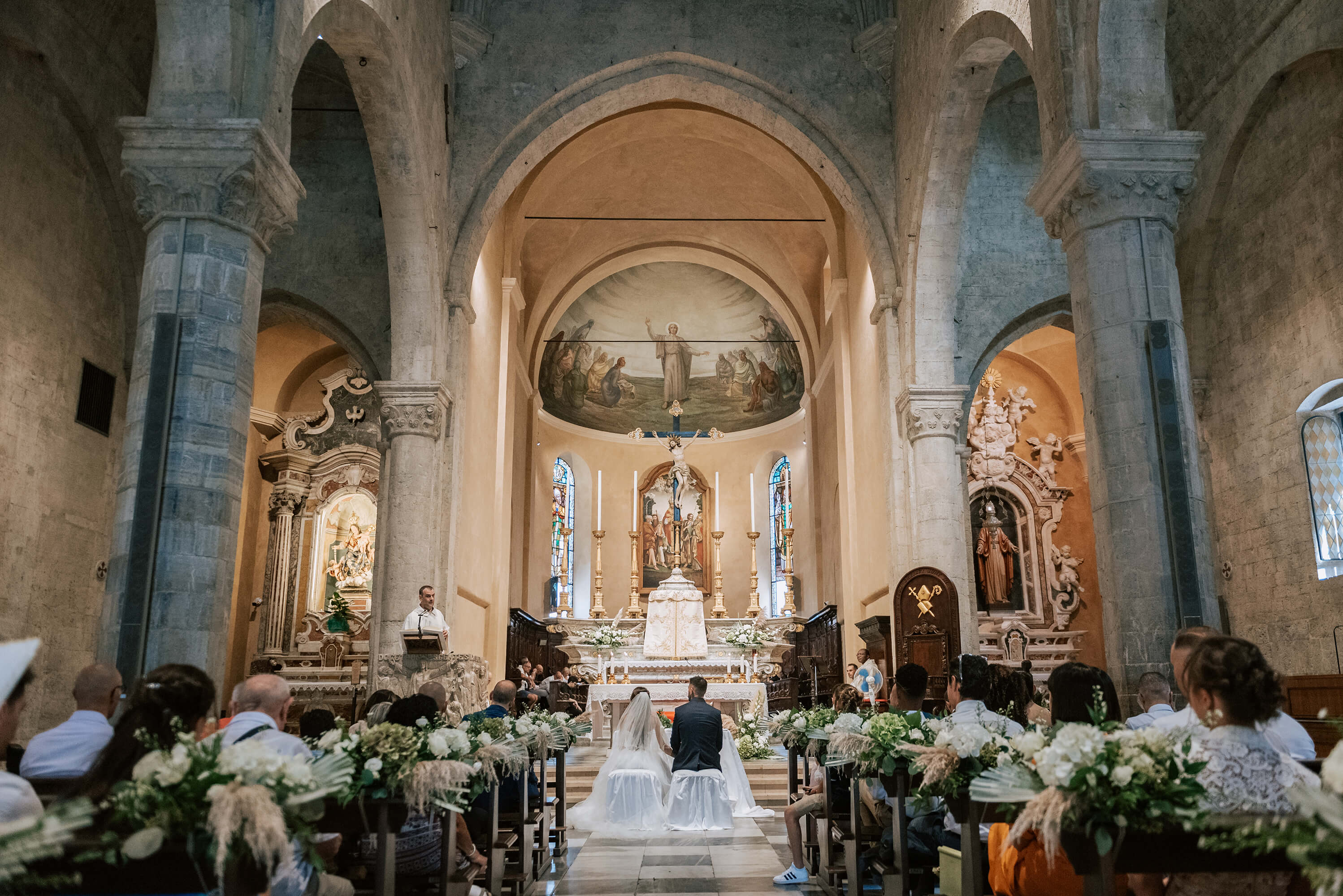 una foto del matrimonio in chiesa a San Siro, a Sanremo, in provincia di Imperia.