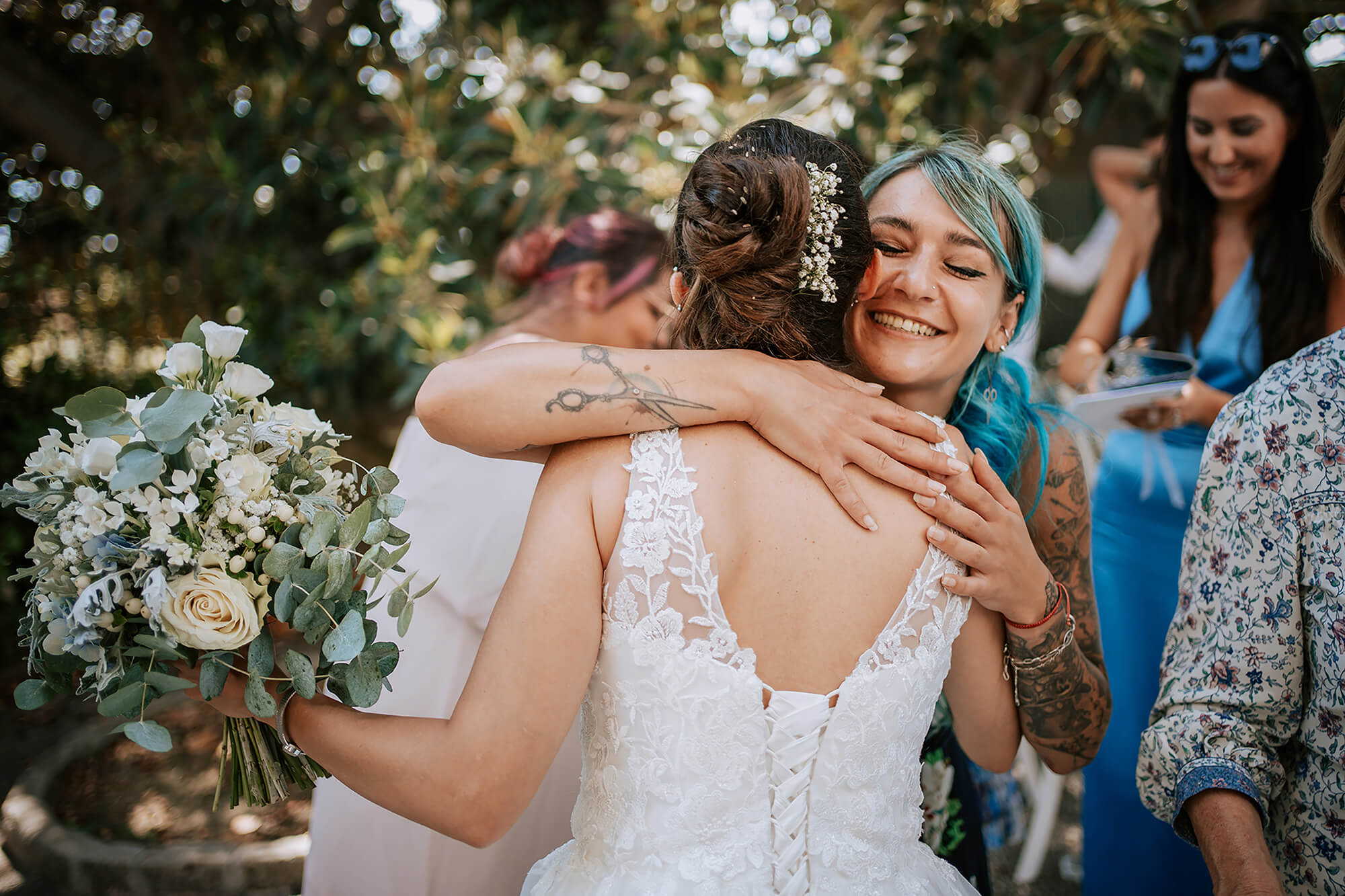 un abbraccio alla sposa dopo la cerimonia a villa ormond, location per matrimoni a sanremo