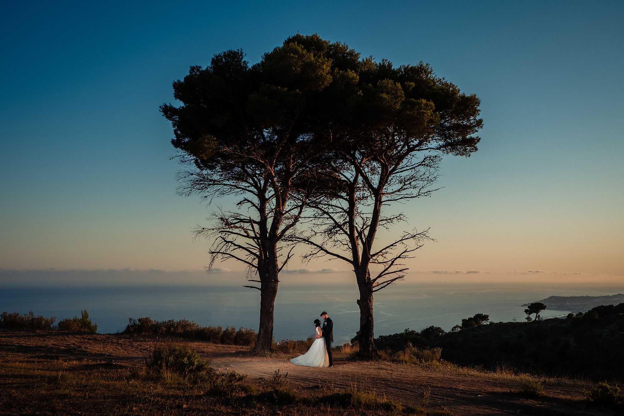 Una fotografia di matrimonio degli sposi, questa fantastica location con vista mare è in provincia di Imperia.