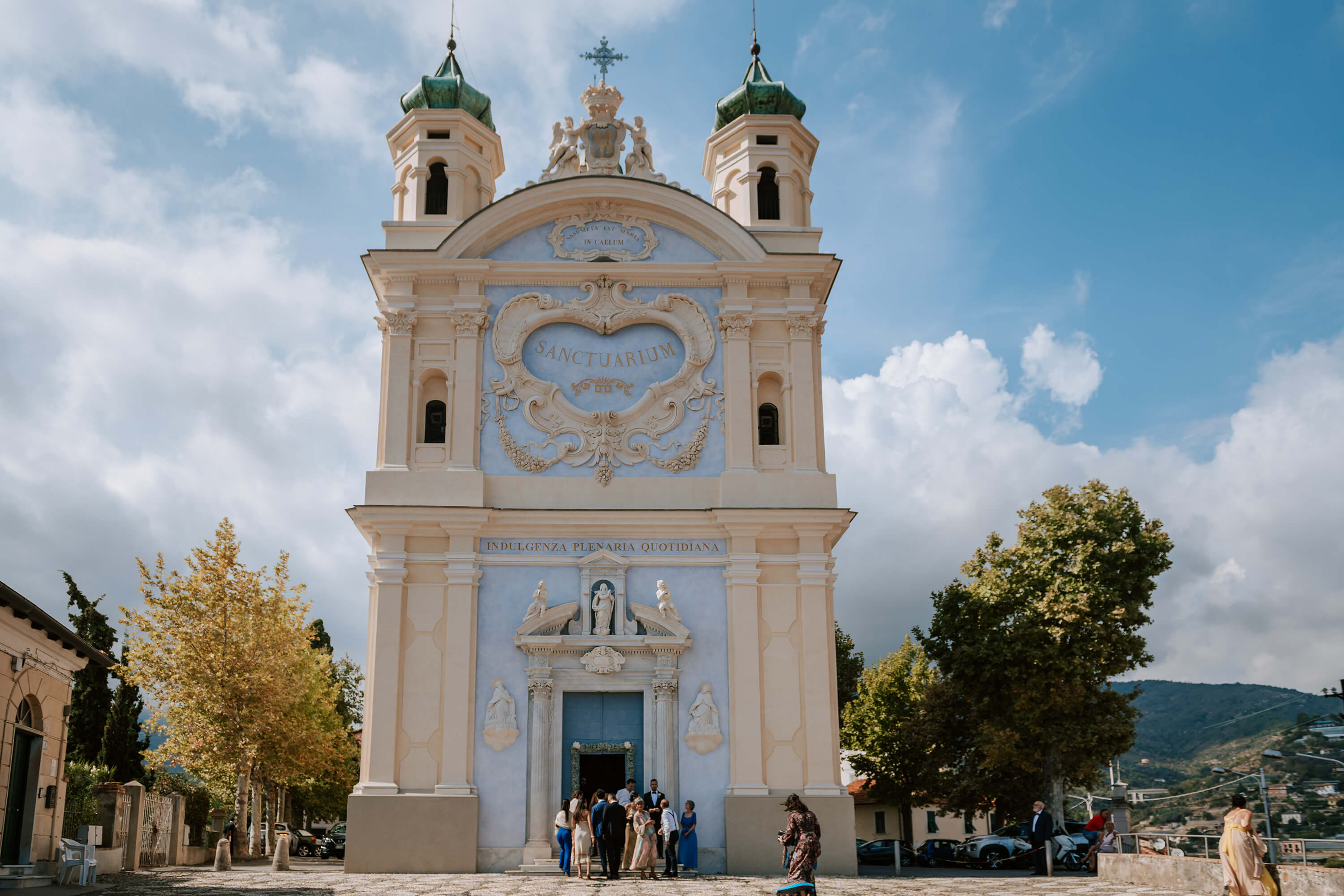 una foto della chiesa della Madonna della Costa a Sanremo