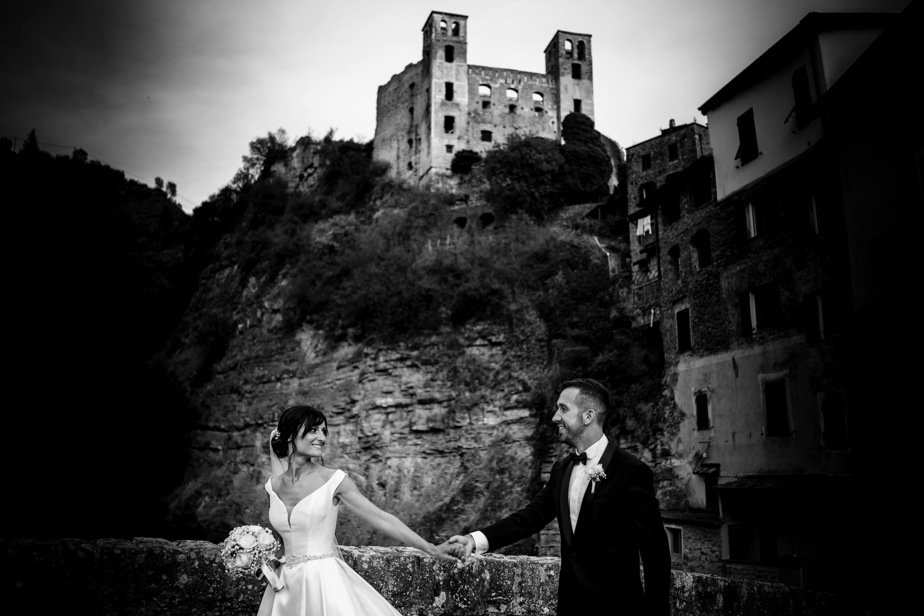 foto di matrimonio realizzata sul ponte davanti al castello di dolceacqua
