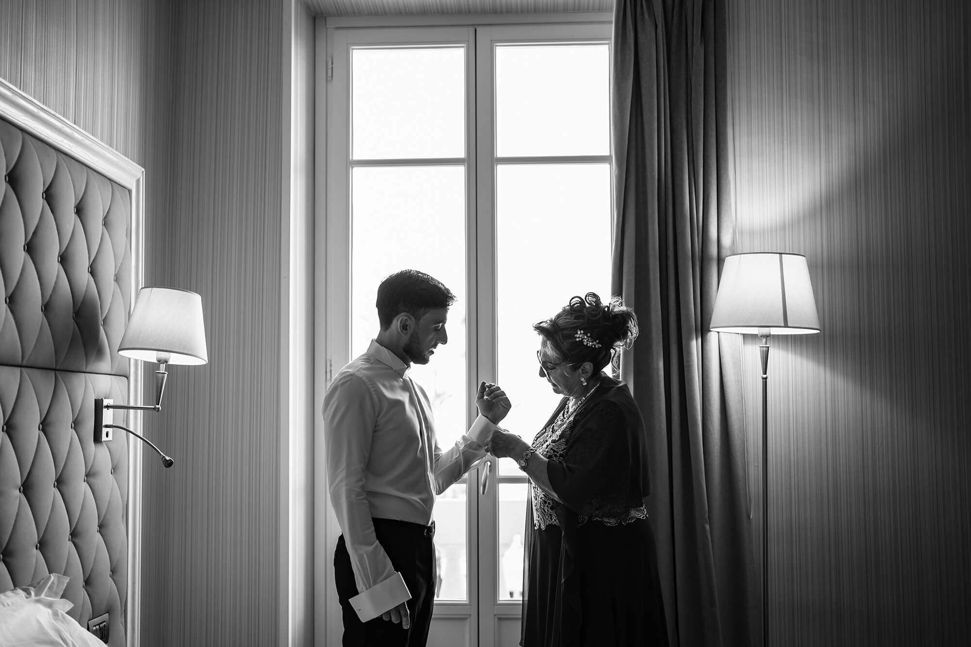 lo sposo si veste aiutato dalla mamma all'hotel royal di Sanremo.