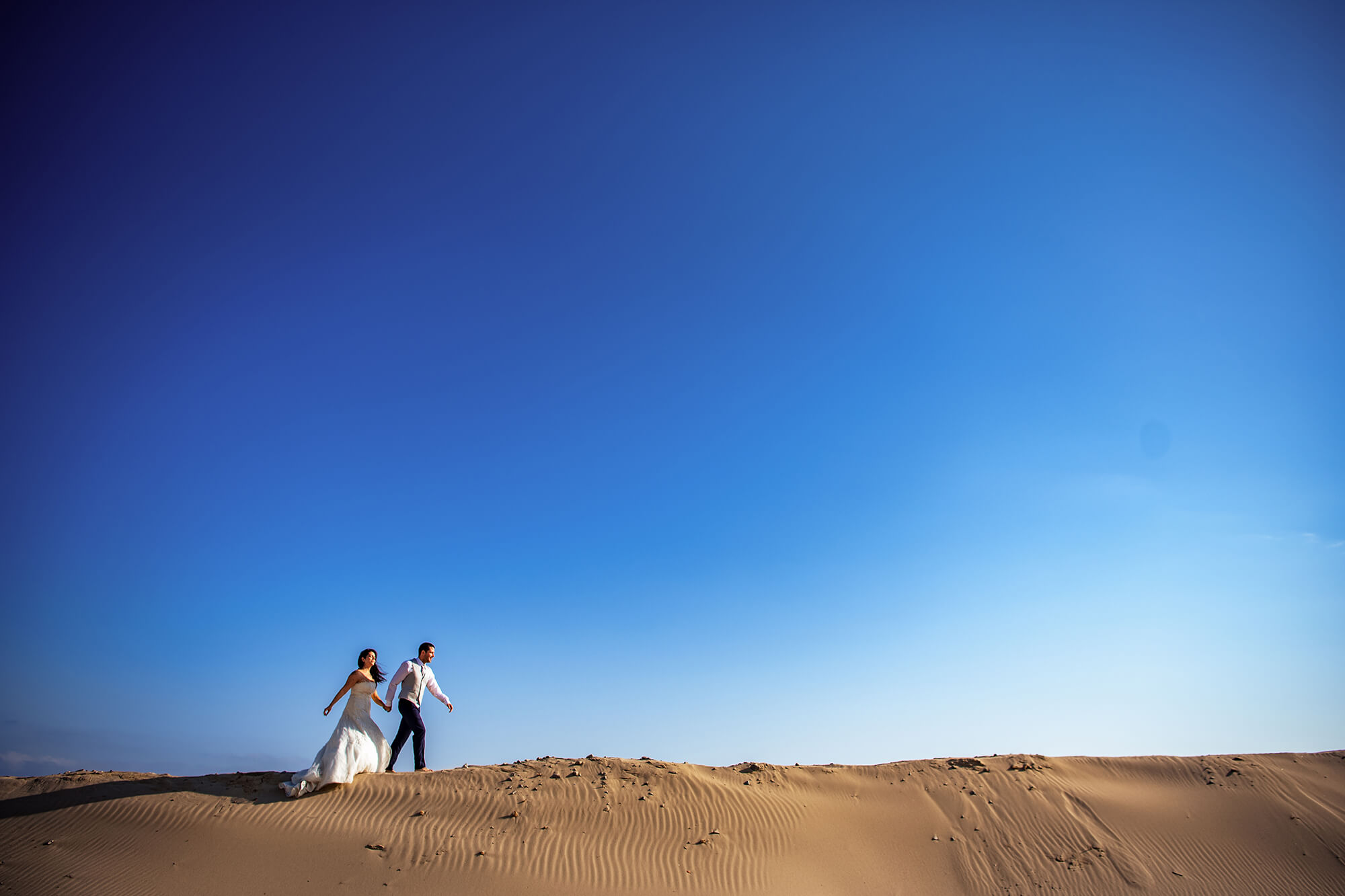 il sogno di tutti è realizzare un matrimonio al mare, in Liguria siamo fortunati a poterlo fare, qui gli sposi camminano in spiaggia.