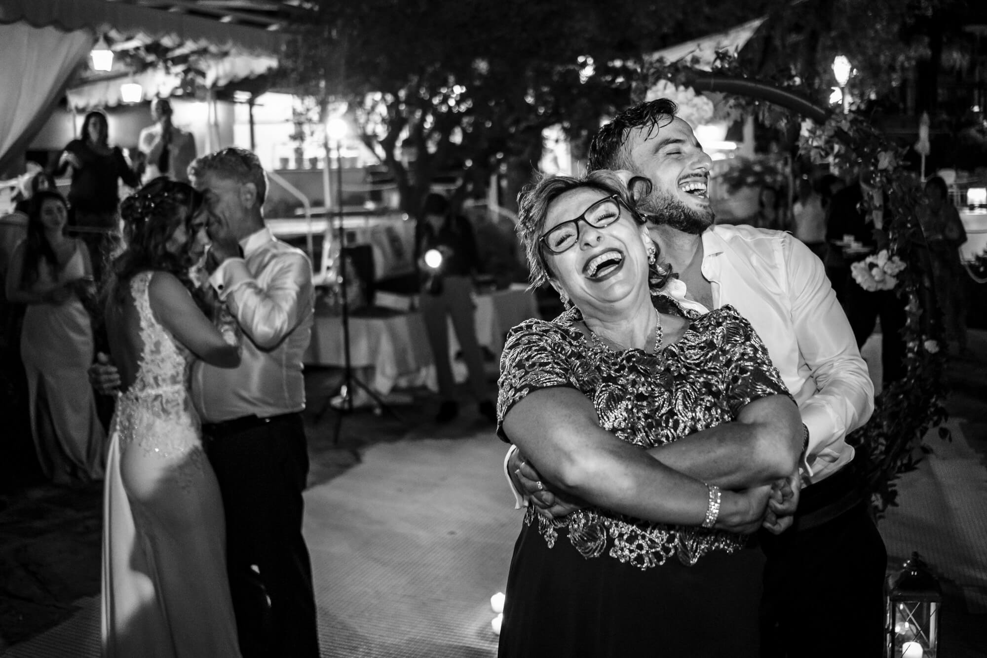 lo sposo balla con la mamma durante il matrimonio all'hotel royal di sanremo