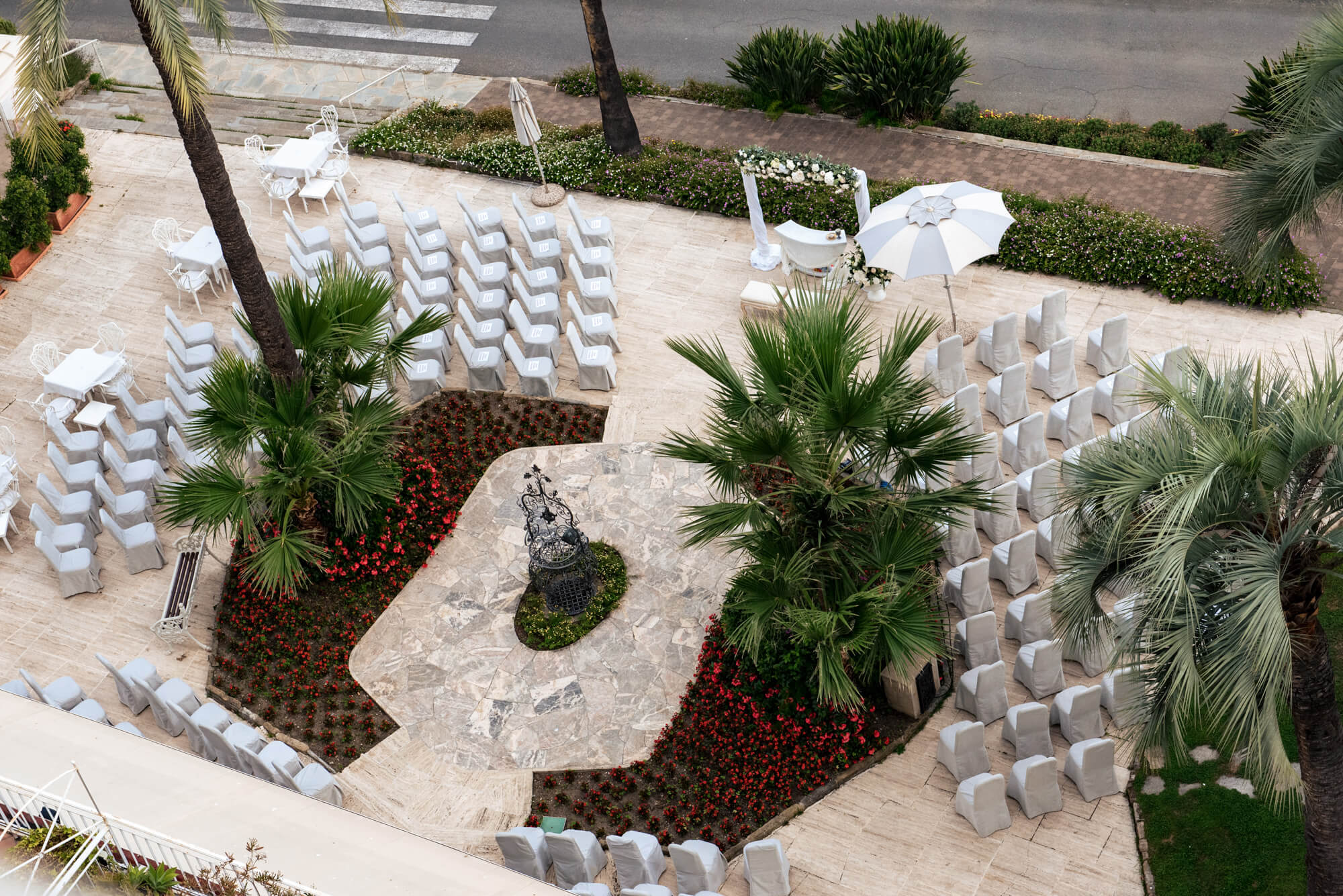 l'allestimento sulla terrazza dell'hotel royal di sanremo per un matrimonio di luglio.