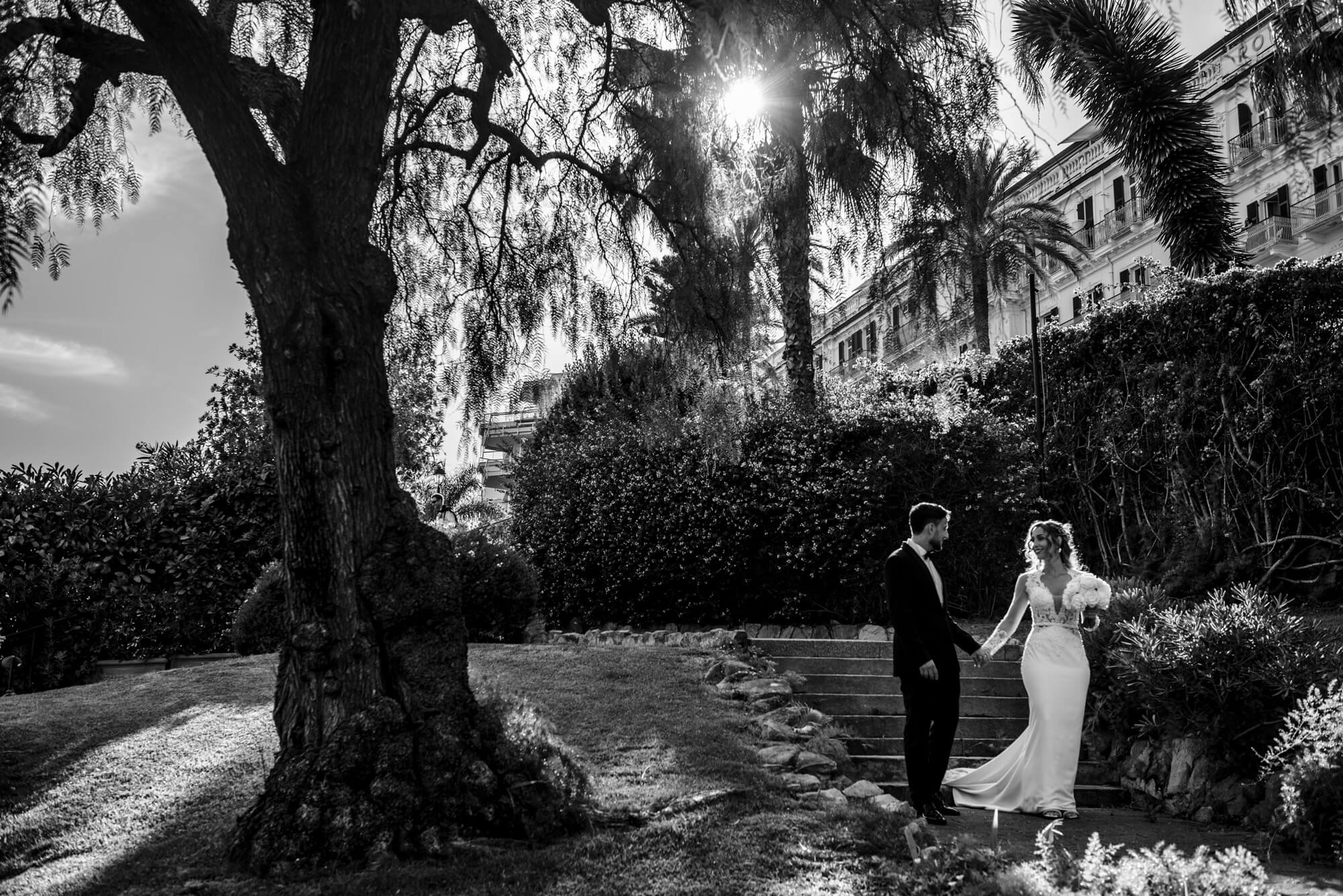 una foto di coppia degli sposi che passeggiano al royal hotel di sanremo