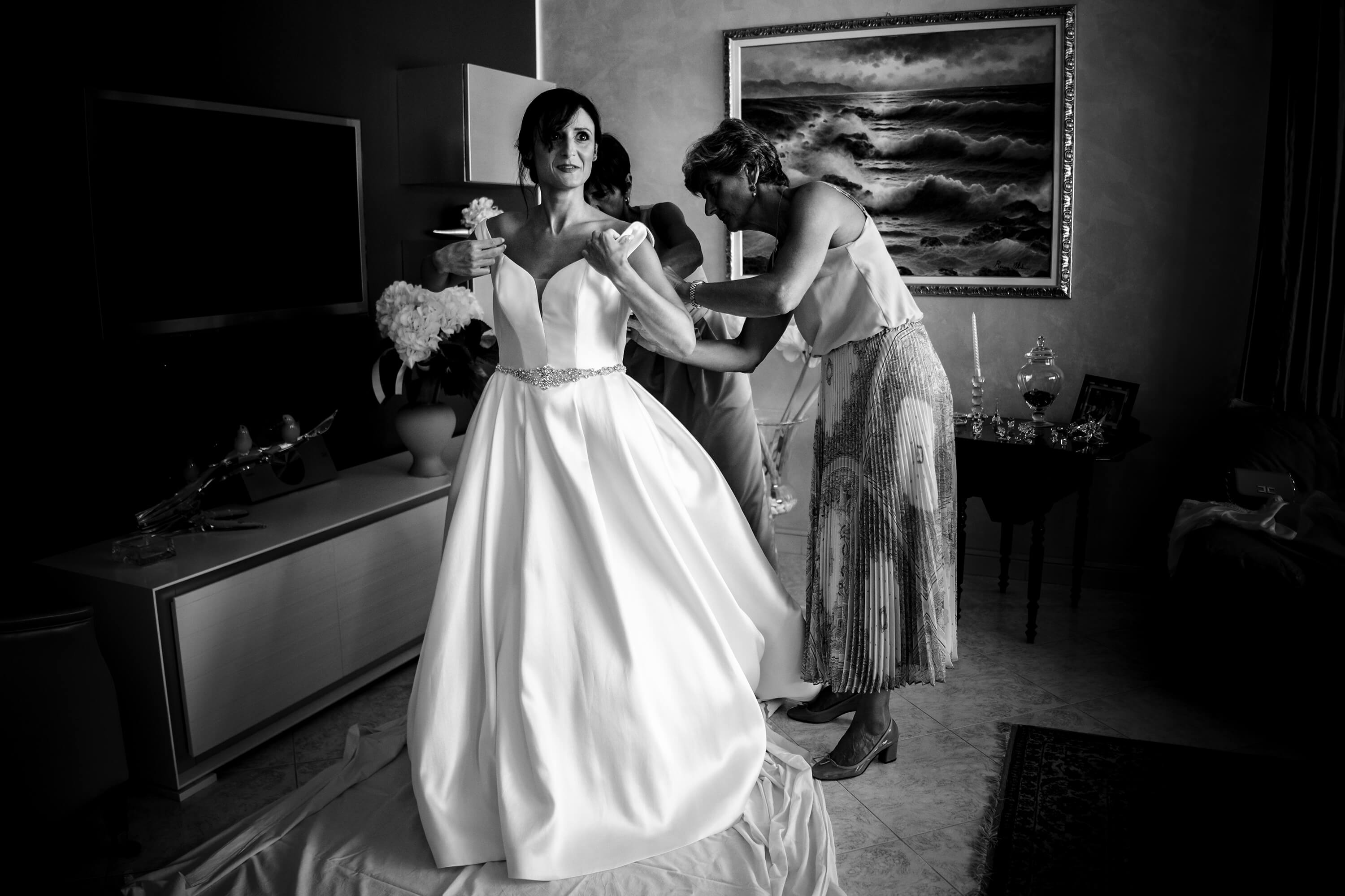 una foto della vestizione della sposa con il suo abito a Sanremo.