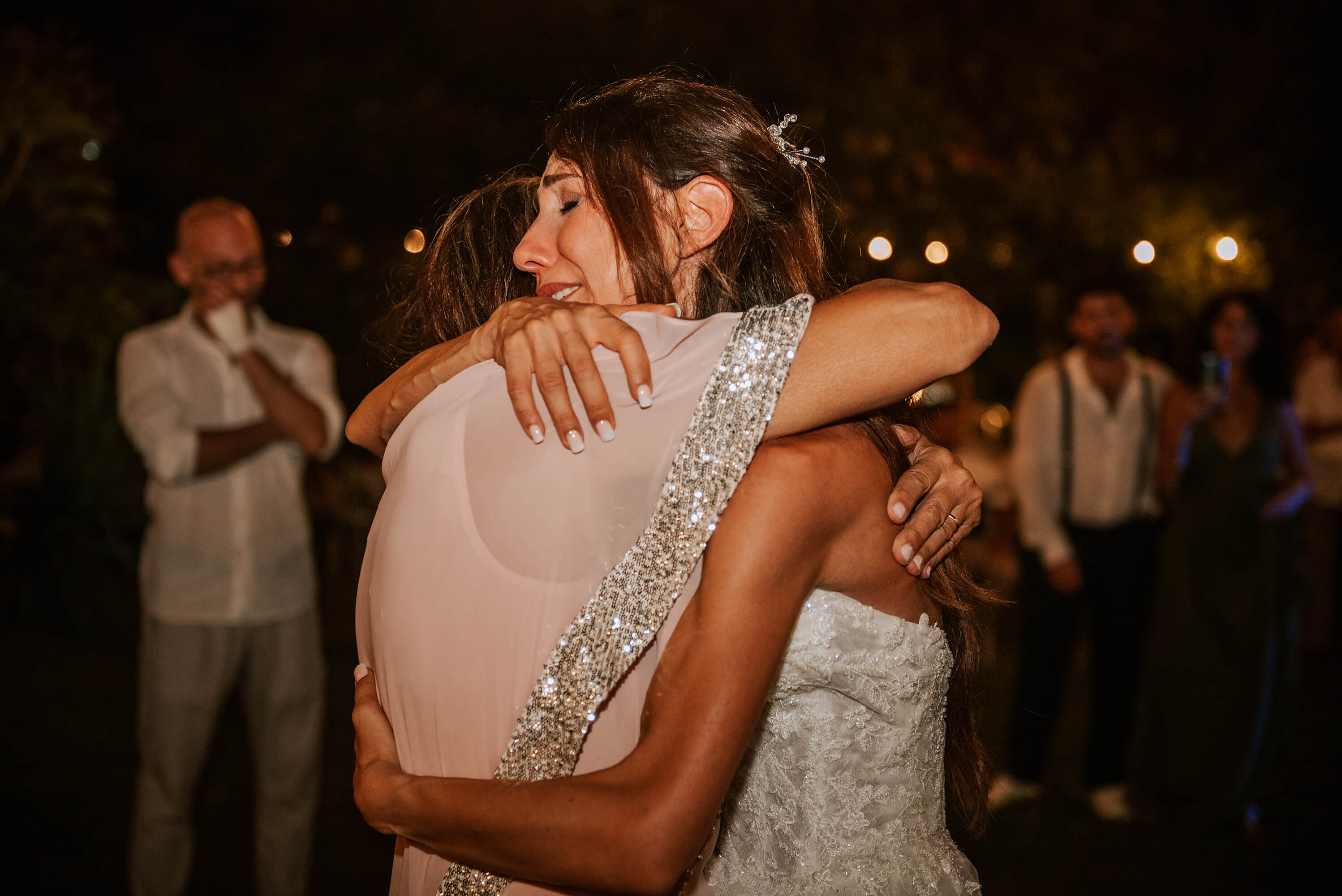 una foto dell'abbraccio della sposa con la mamma durante il matrimonio alla locanda del cavaliere, a San Bartolomeo al Mare
