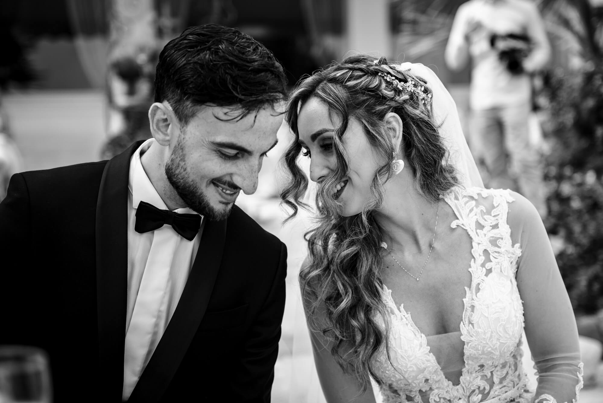 la sposa e lo sposo chiacchierano durante la cerimonia di matrimonio sulla terrazza del royal hotel di sanremo.