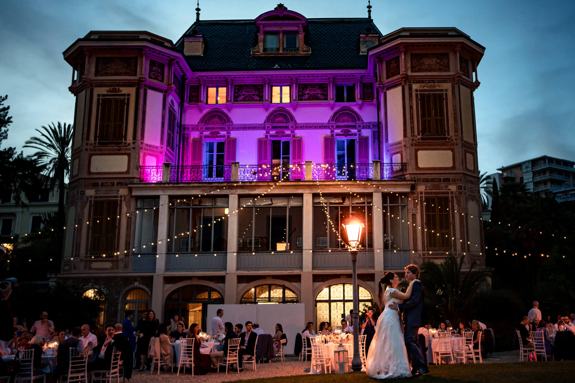 una foto del ballo degli sposi durante un matrimonio a villa nobel, location per matrimoni a sanremo.