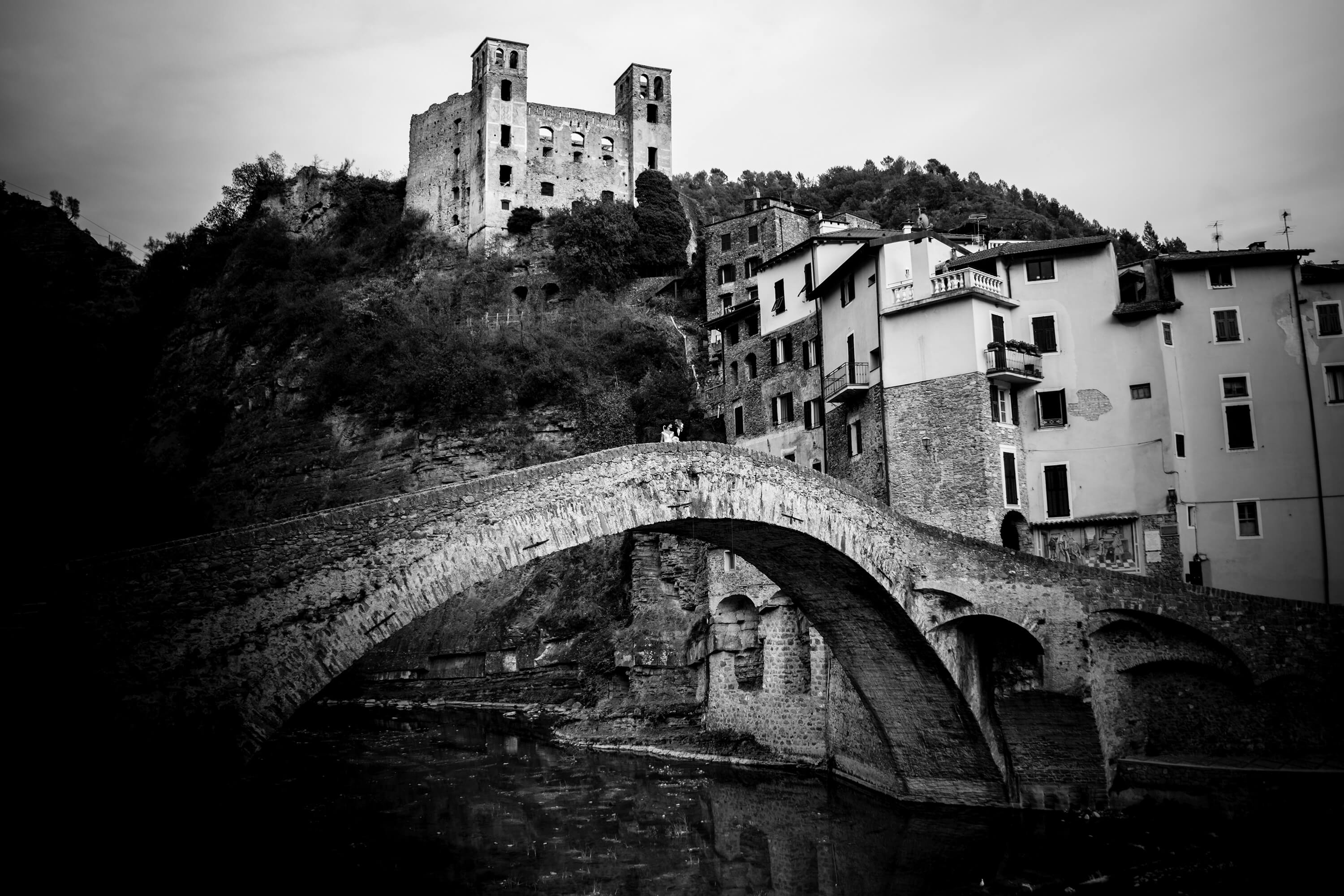 foto di matrimonio realizzata davanti al castello di Dolceacqua.