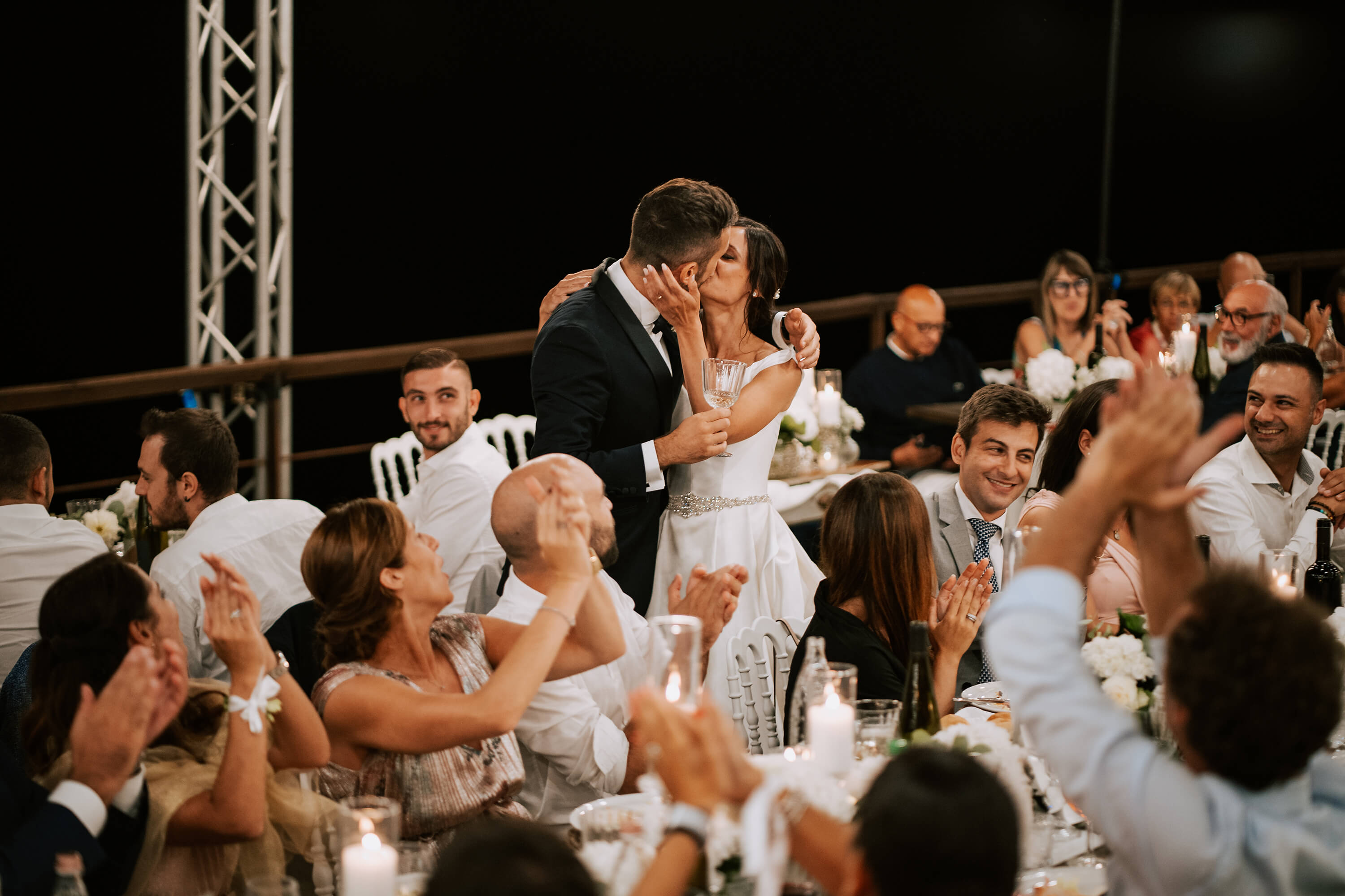 Una foto del bacio tra gli sposi ad Altavia, location di matrimoni a Dolceacqua.