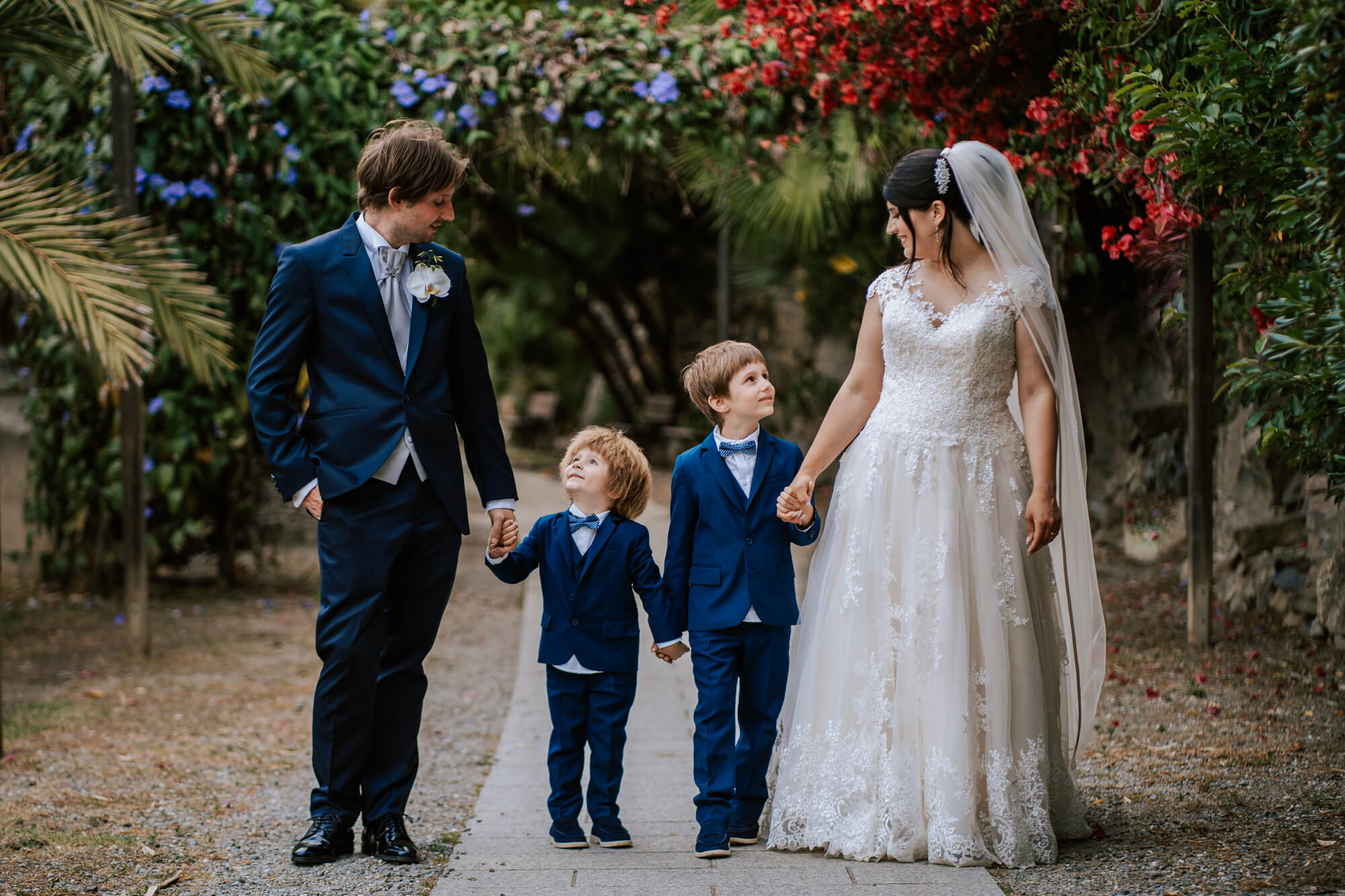una foto dello shooting con gli sposi ed i figli nei giardini di Villa Ormond, a Sanremo