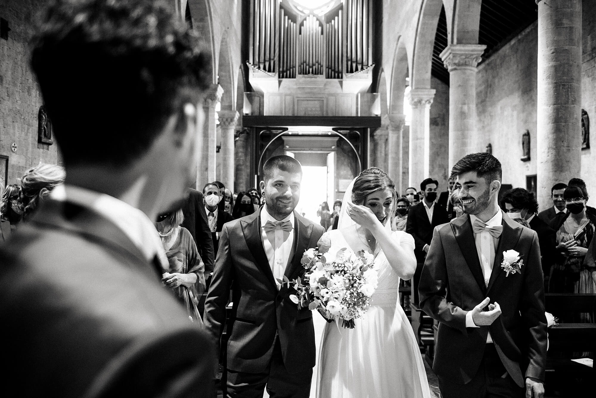 foto dell'entrata della sposa in chiesa con i fratelli