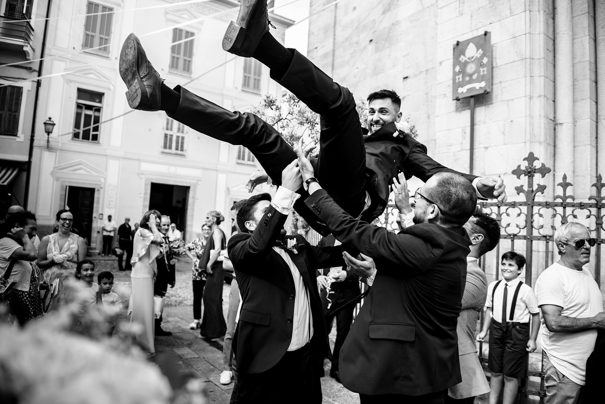 lo sposo lanciato in aria all'uscita della chiesa di San Siro, a Sanremo