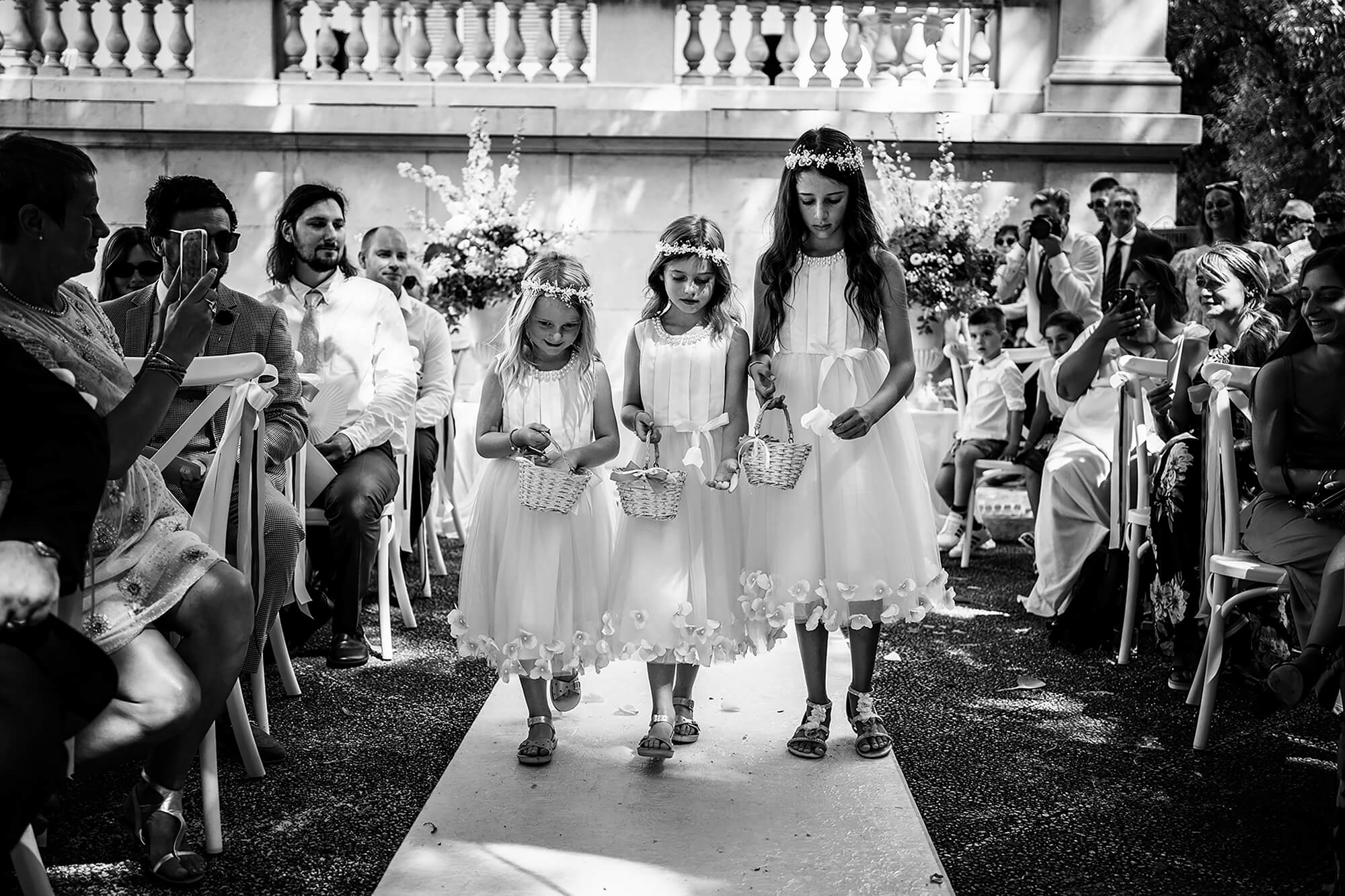 una foto dell'entrata delle damigelle della sposa a villa ormond, location per matrimoni a Sanremo, provincia di Imperia.