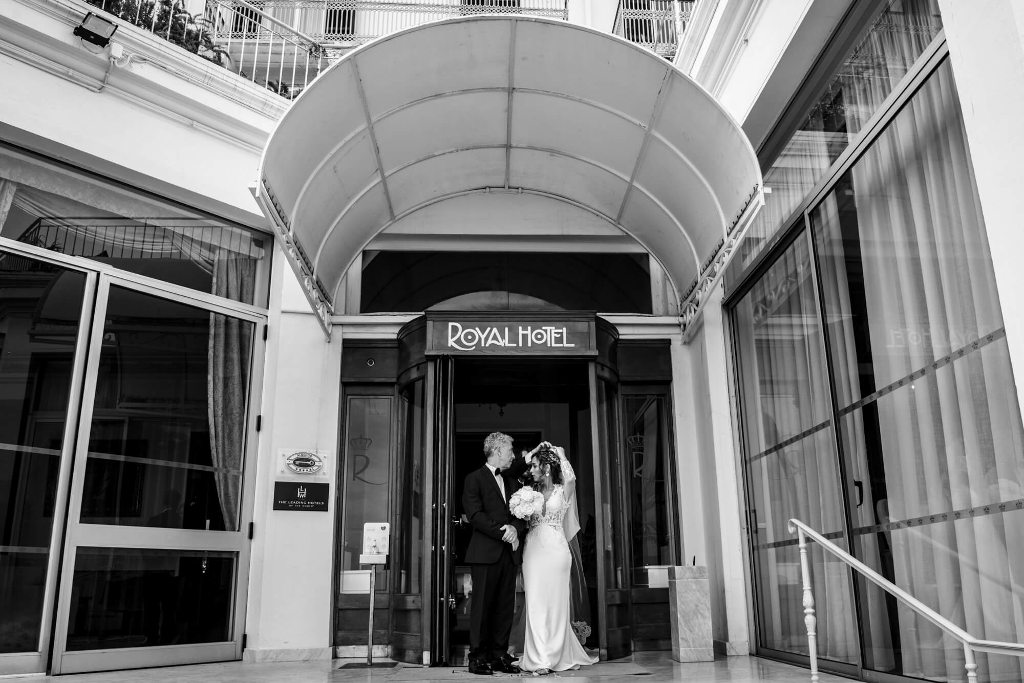 la sposa esce dall'hotel royal di sanremo per entrare in terrazza nell'hotel royal di sanremo.