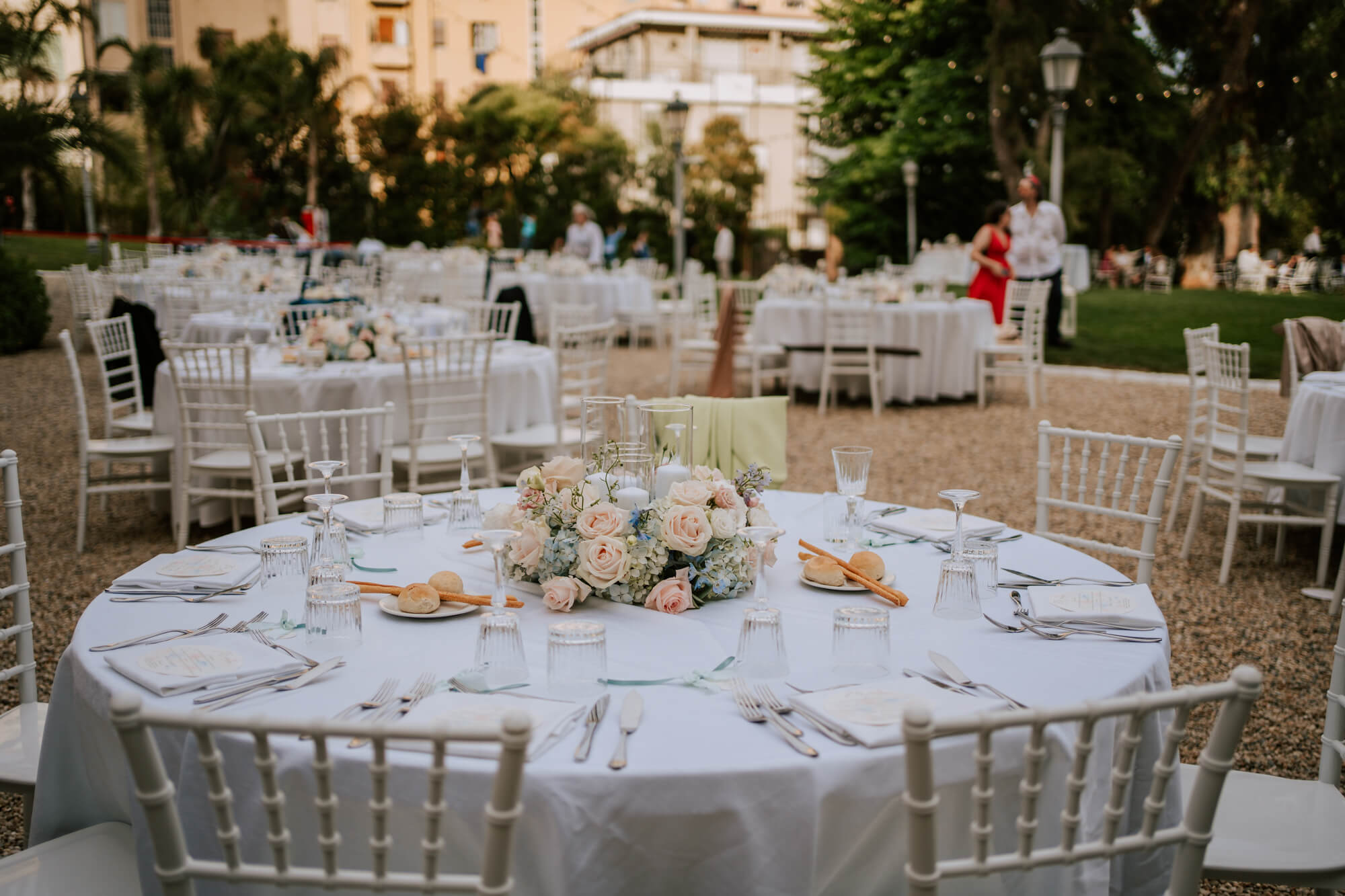 foto dell'allestimento dei tavoli a Villa Nobel, location per matrimoni a Sanremo.