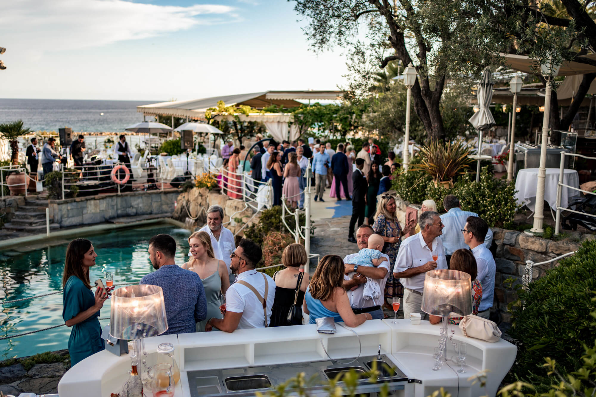 una foto dell'aperitivo di matrimonio vicino alla piscina sulla terrazza del royal hotel di sanremo.