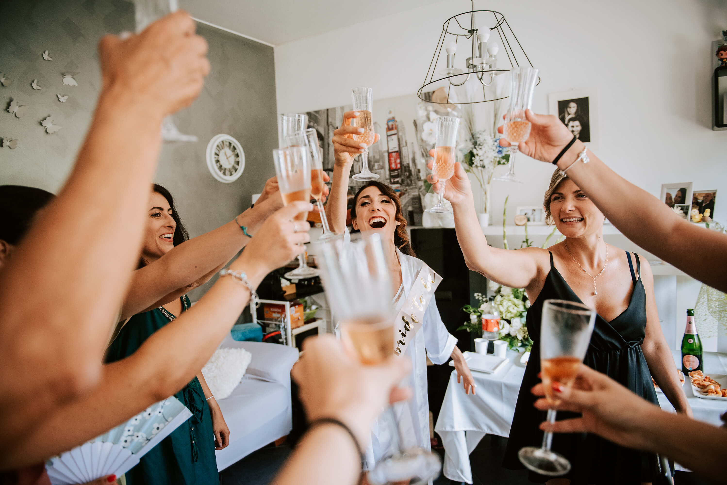 Una foto del brindisi della sposa con le amiche durante la preparazione.