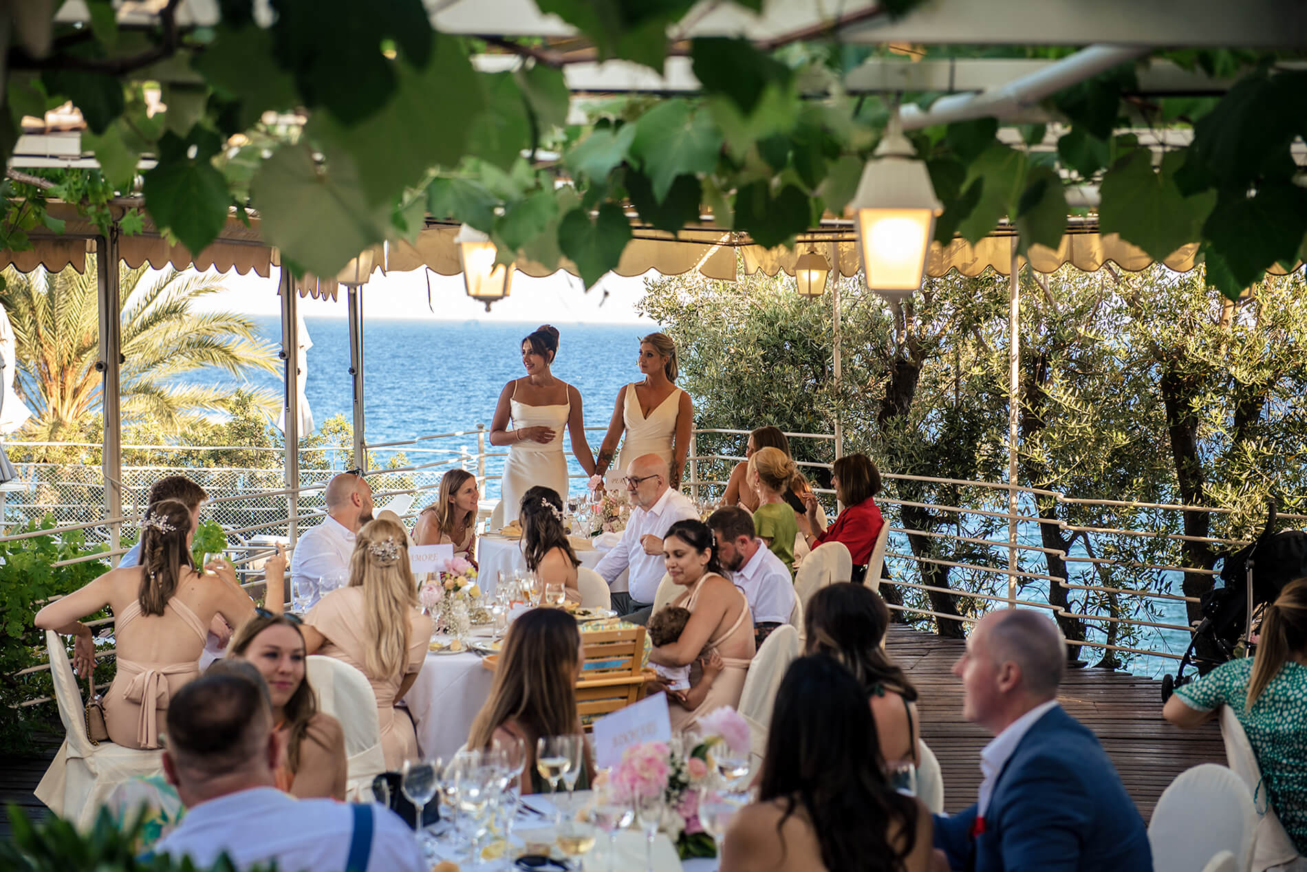 le spose in mezzo ai tavoli nel loro matrimonio same sex all'hotel royal di Sanremo