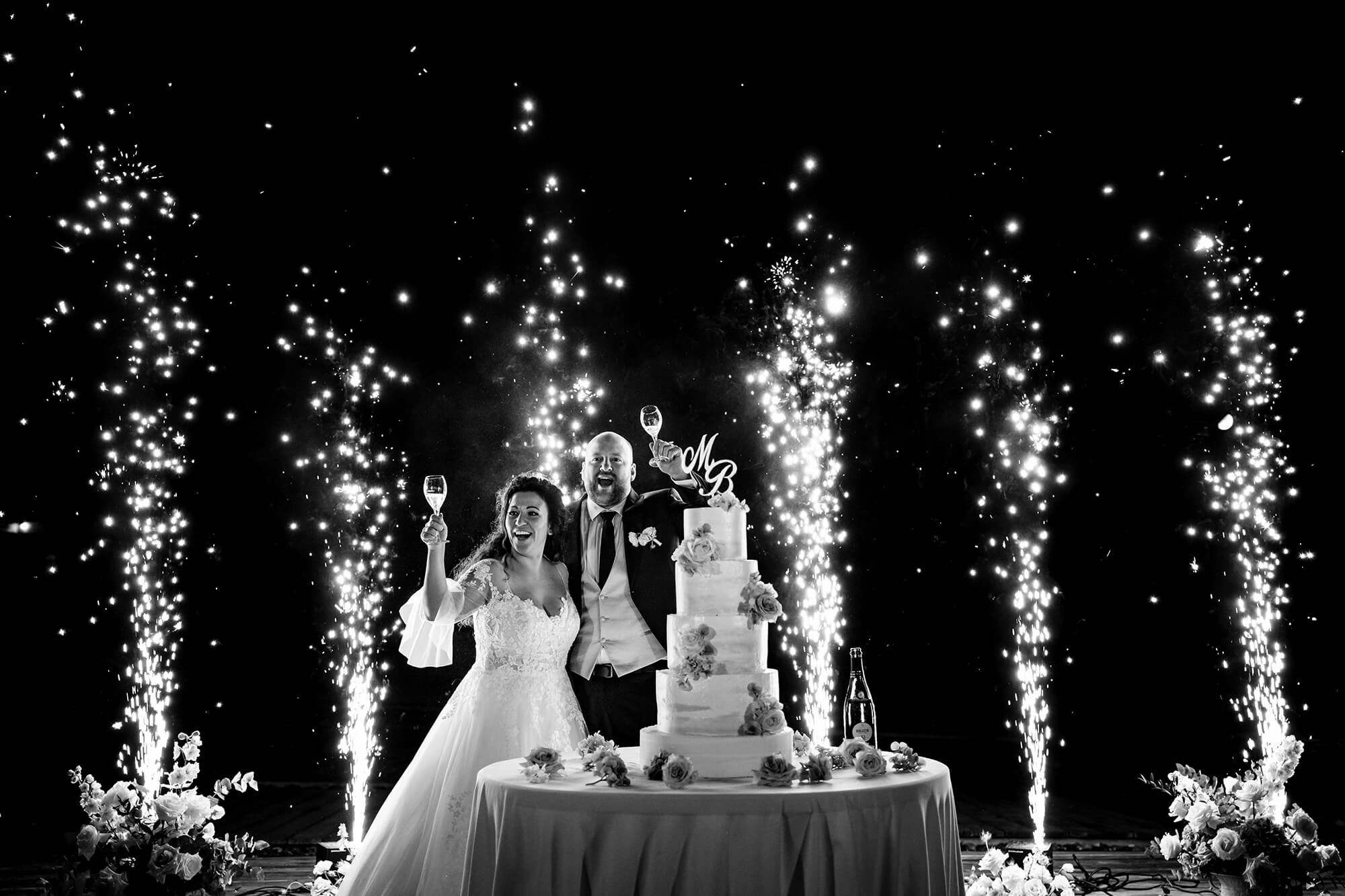 una fotografia del taglio della torta con dietro le fontane luminose di fireworks by giochiamo.