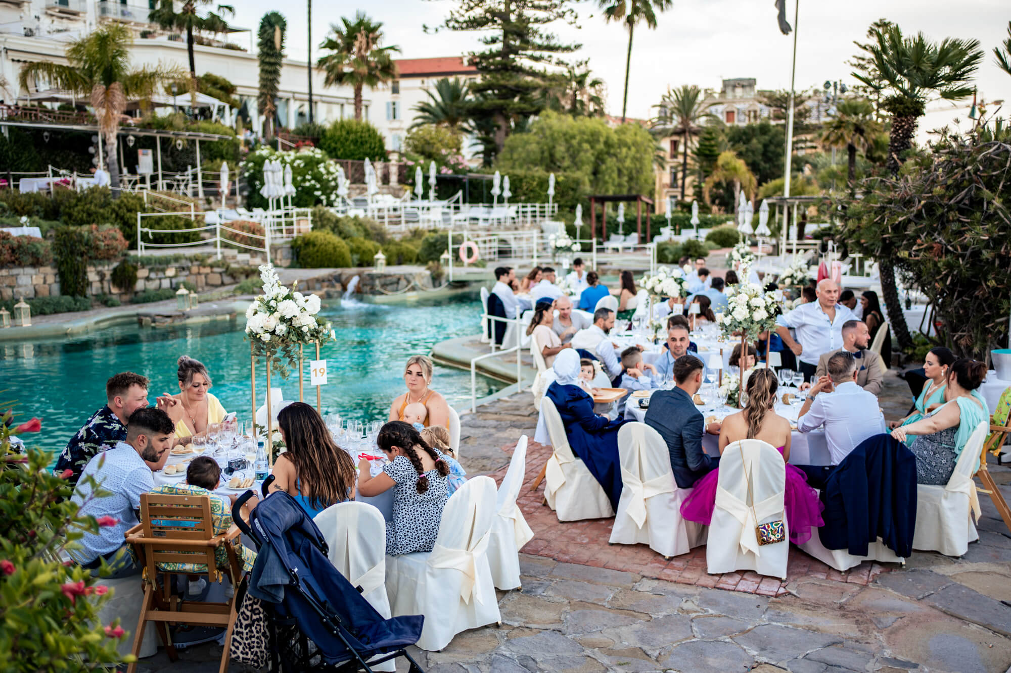 una foto della cena a bordo piscina durante il matrimonio al royal hotel di sanremo