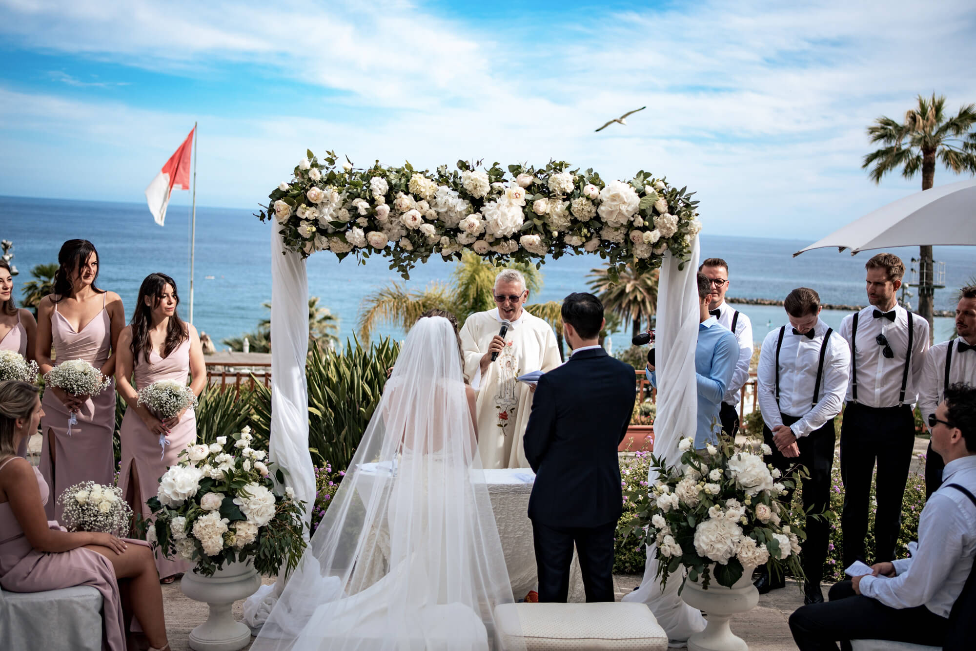 una foto durante una cerimonia di matrimonio sulla terrazza del royal hotel di sanremo