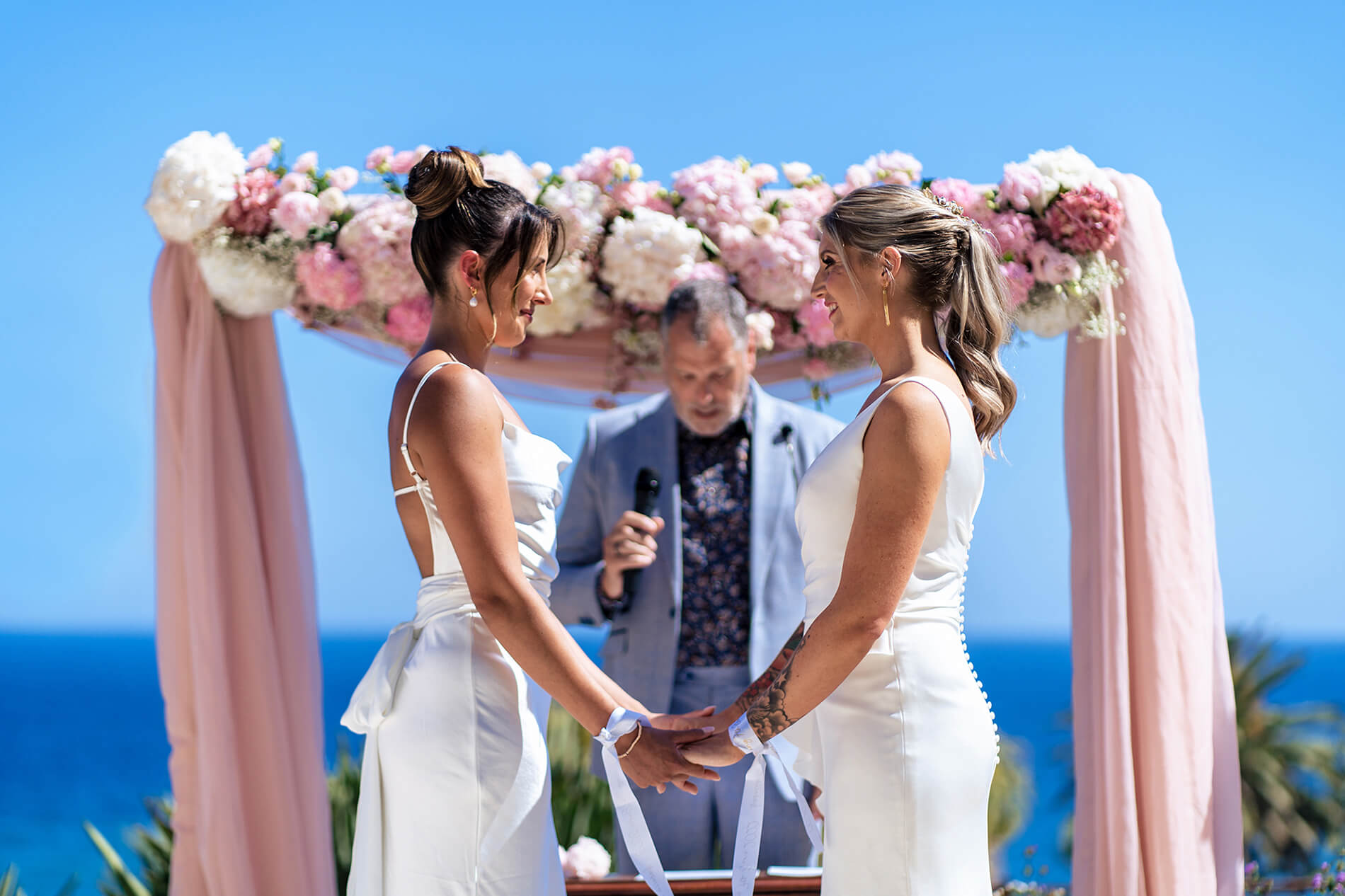 Una foto della cerimonia tra due spose vista mare tra Rachelle ed Issie, nel loro destination wedding in italy, a Sanremo, in Liguria.