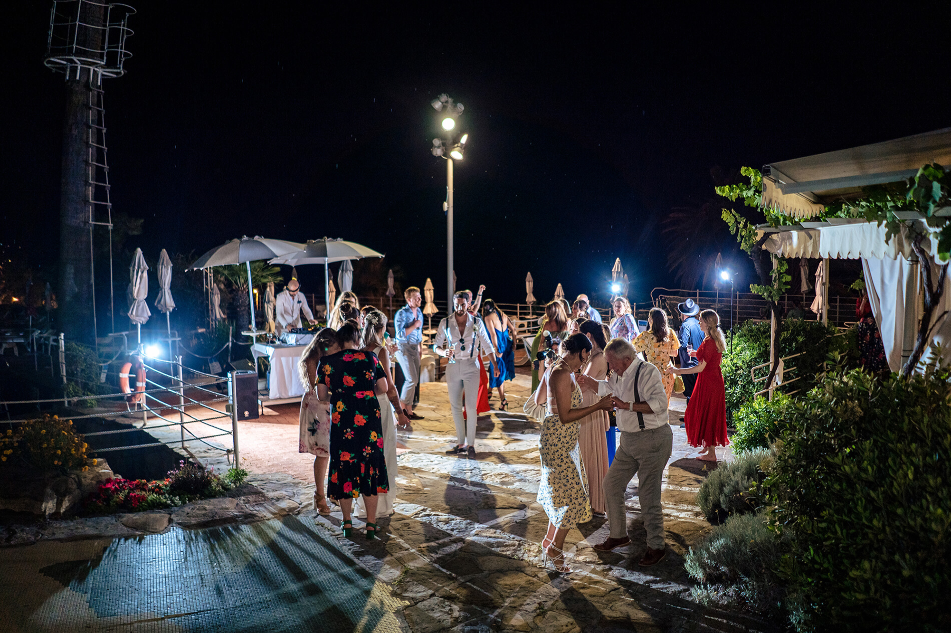 la festa durante il matrimonio di rachelle ed isabella nel loro matrimonio all'hotel royal di sanremo.