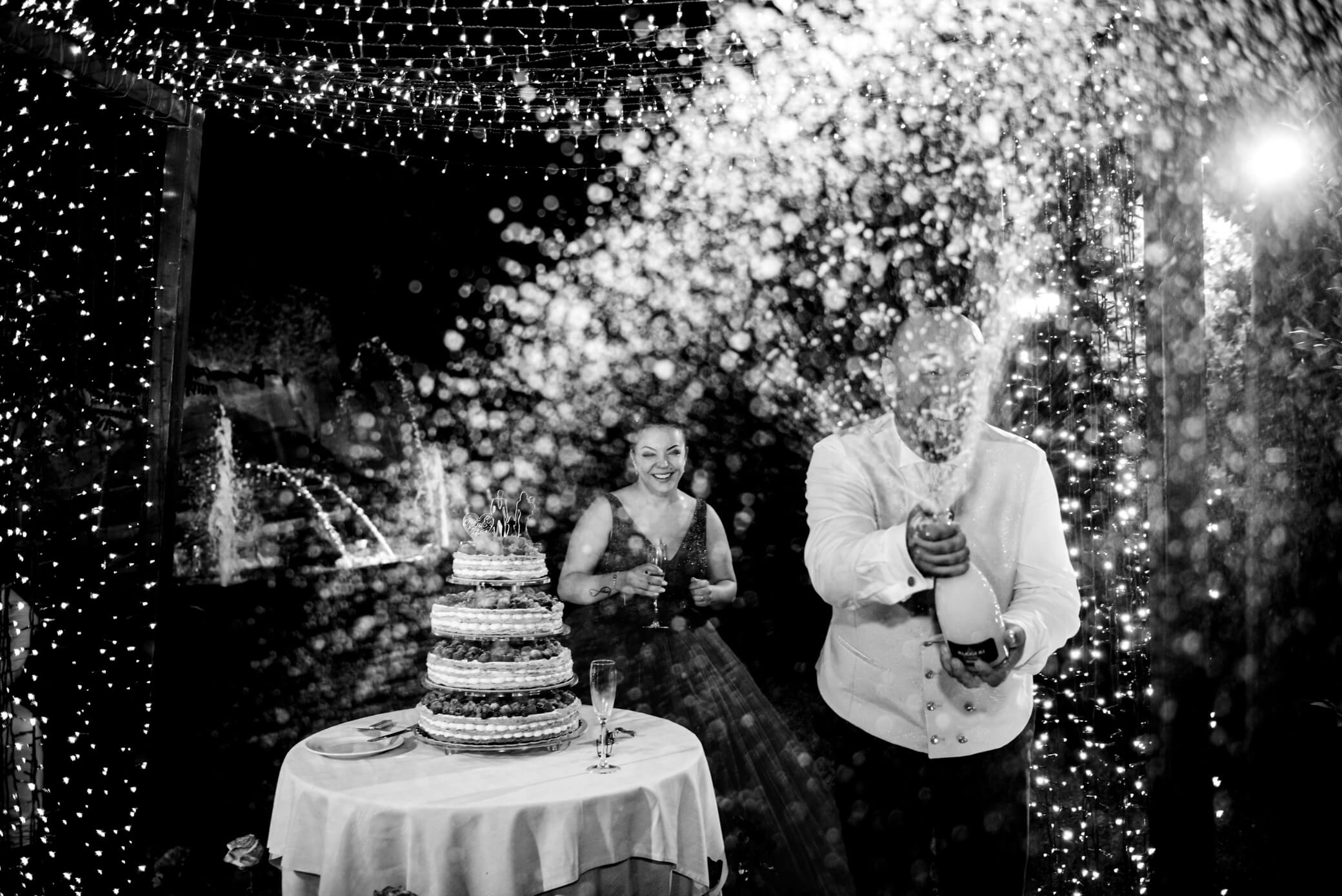 una foto di un taglio della torta ad U Cian, location per matrimoni a Isolabona.