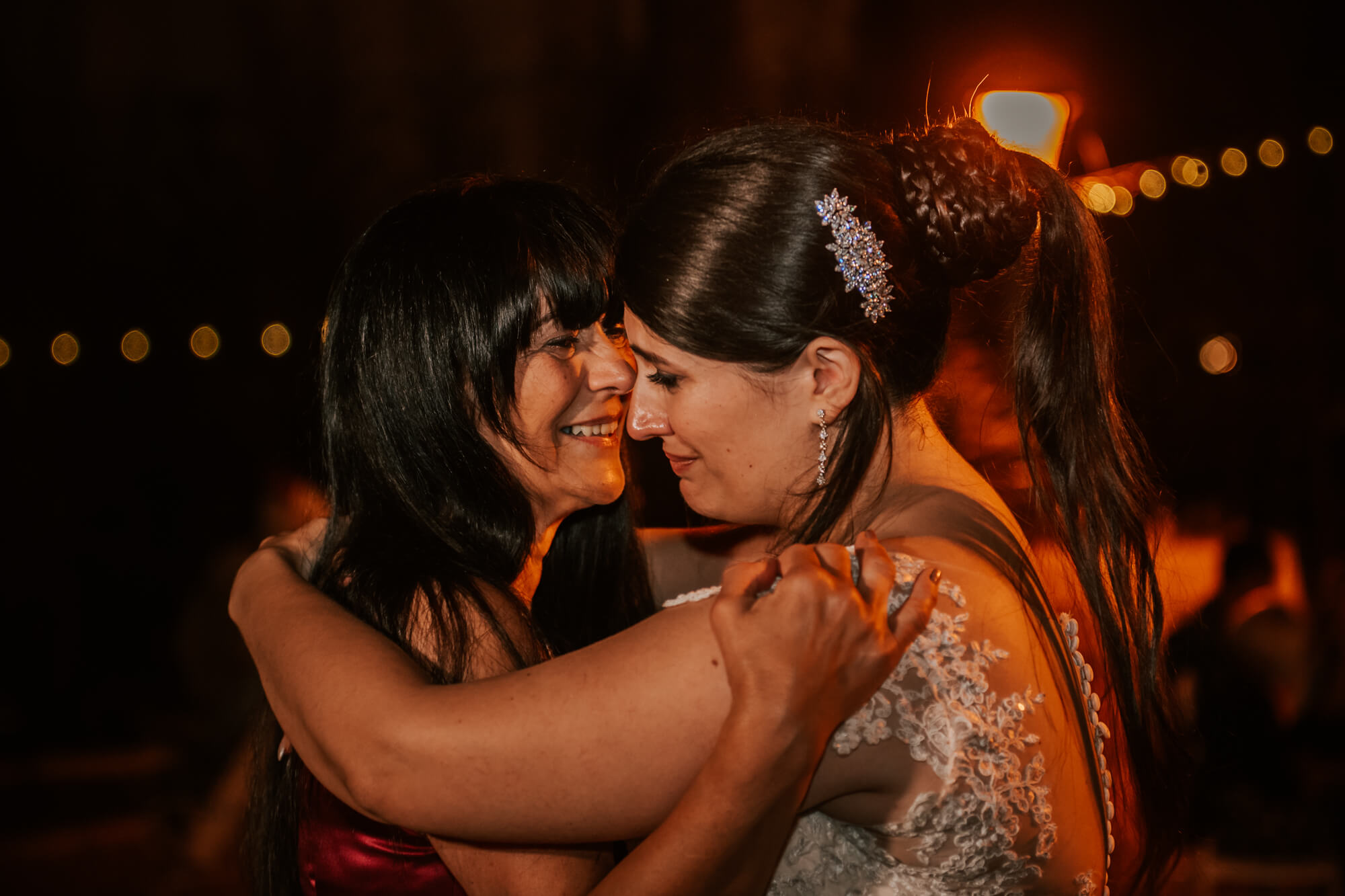 una foto della sposa che abbraccia la mamma, a villa nobel, location per matrimoni a sanremo.