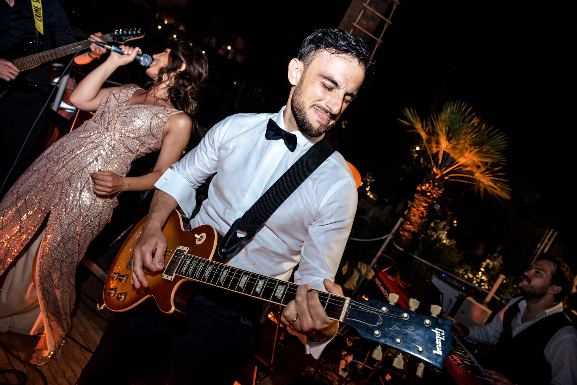 lo sposo suona la chitarra durante la festa di matrimonio all'hotel royal di sanremo