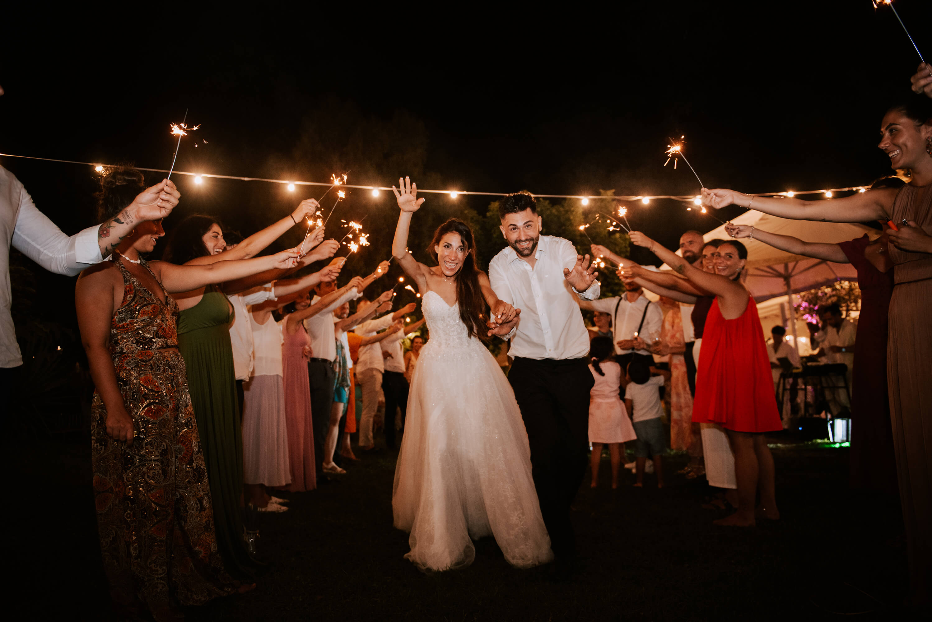 una foto con le scintille luminose durante il matrimonio alla locanda del cavaliere, a San Bartolomeo al Mare