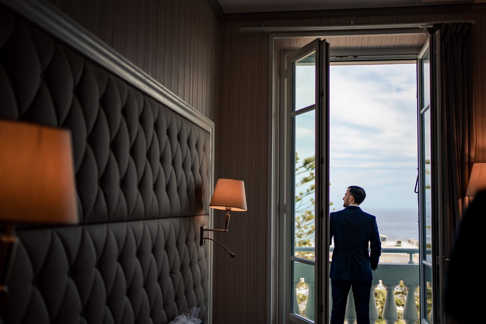 lo sposo esce sul terrazzo nella sua camera di albergo al royal hotel di sanremo.
