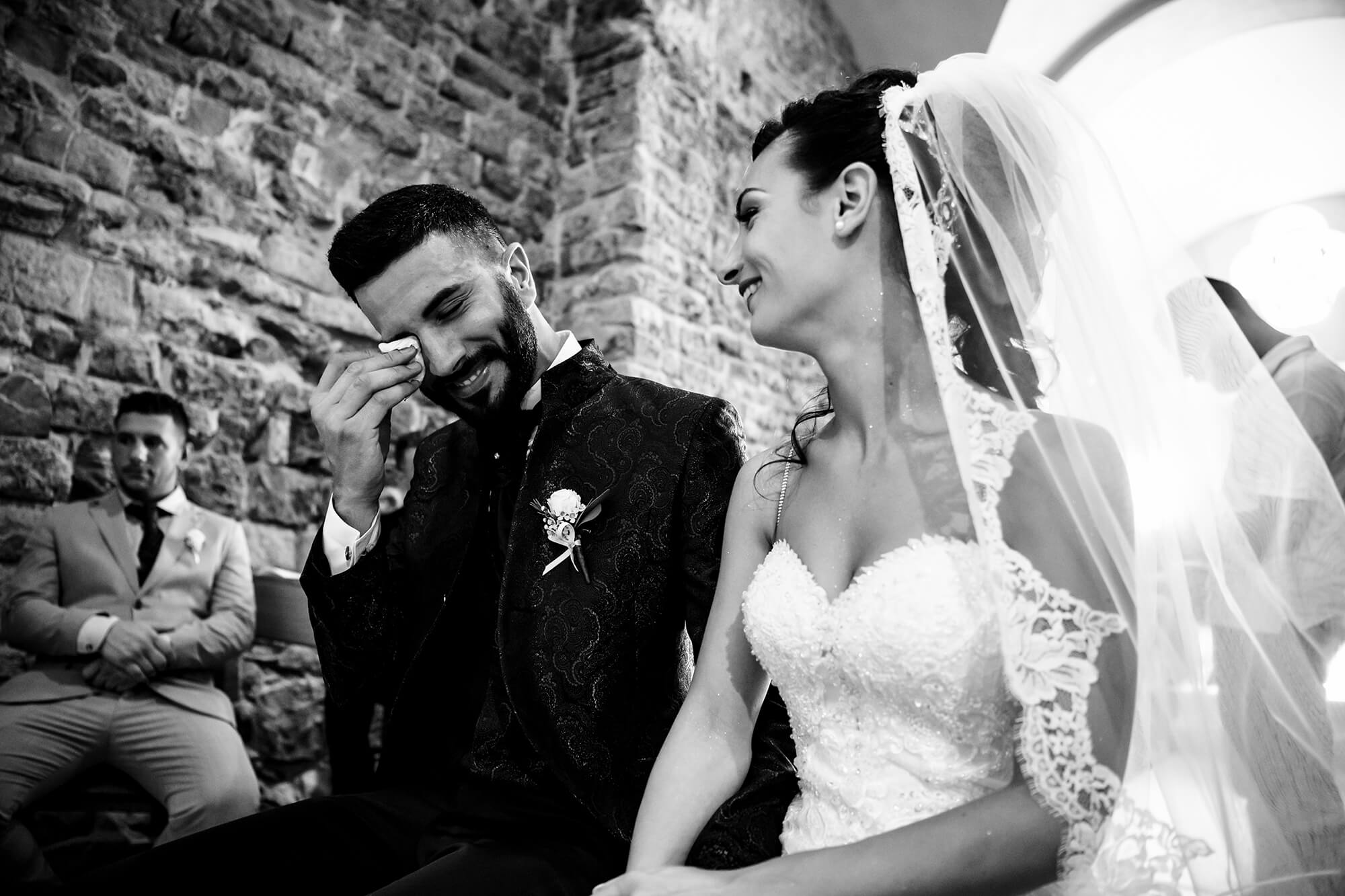 Foto dello sposo che piange durante la cerimonia di matrimonio, in chiesa a sant'ampelio a Bordighera, in provincia di Imperia. 