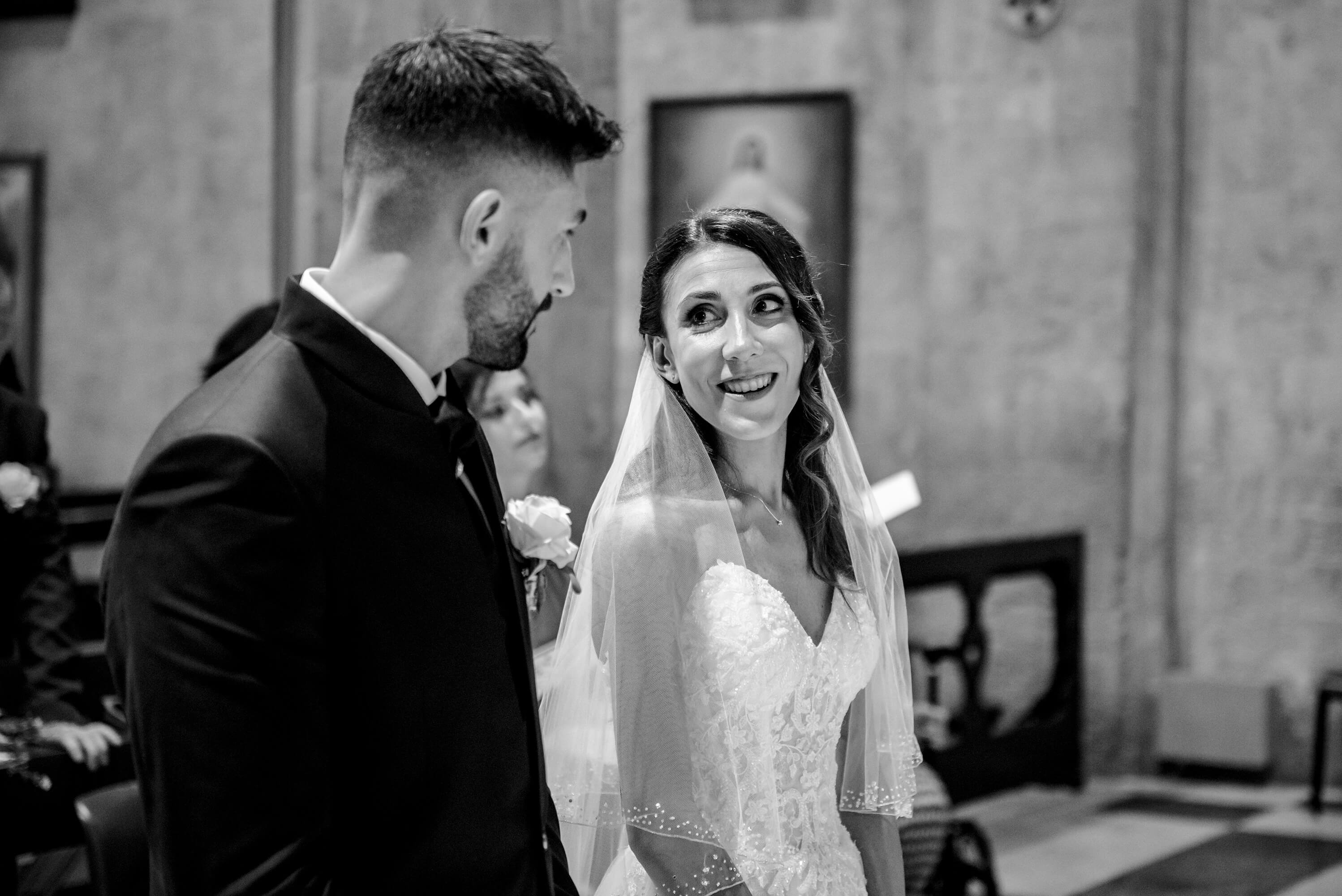 una foto della sposa che guarda lo sposo in chiesa a san siro, a sanremo, in provincia di imperia