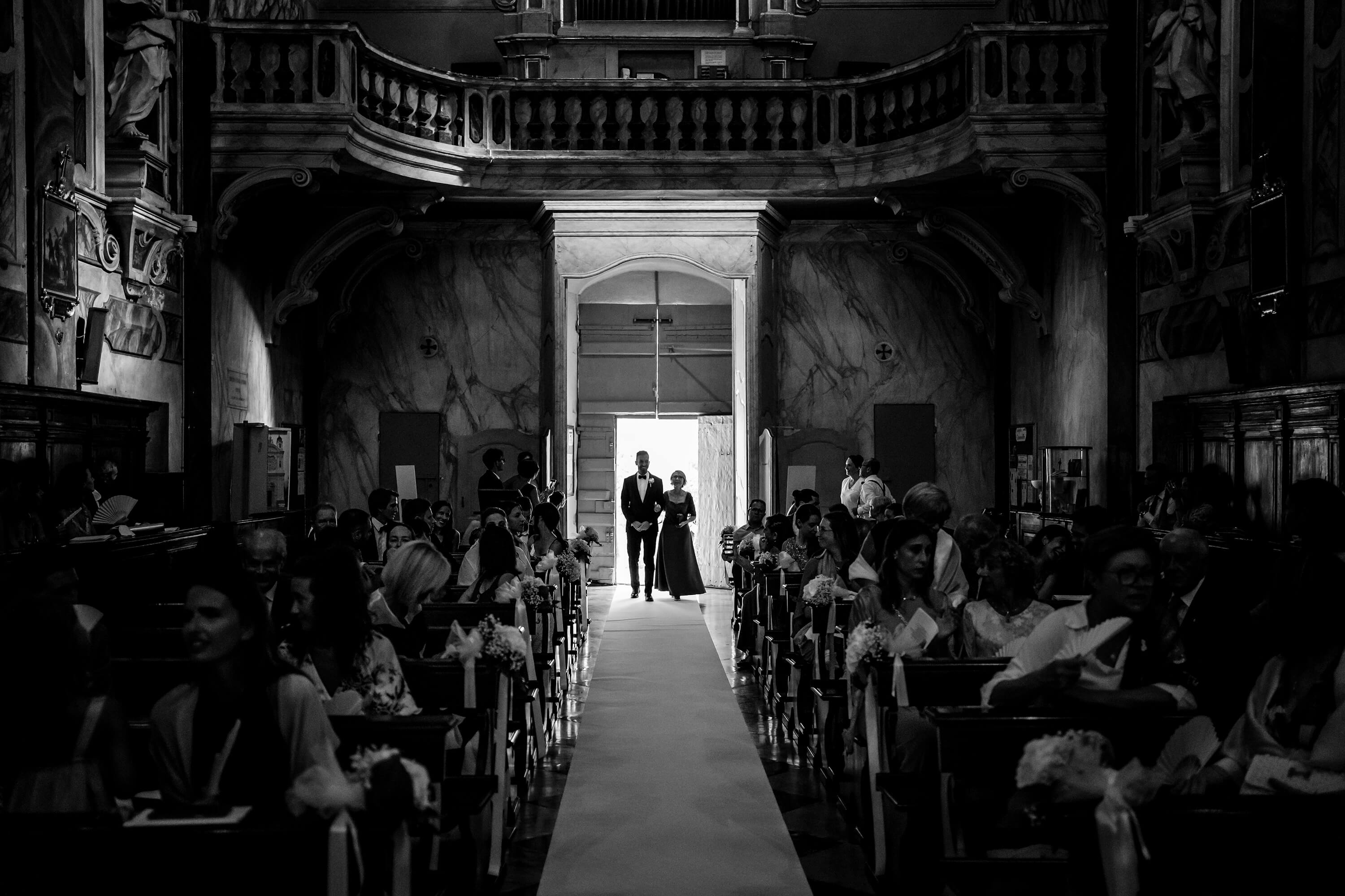una foto dell'ingresso dello sposo in chiesa alla Madonna della Costa, a Sanremo