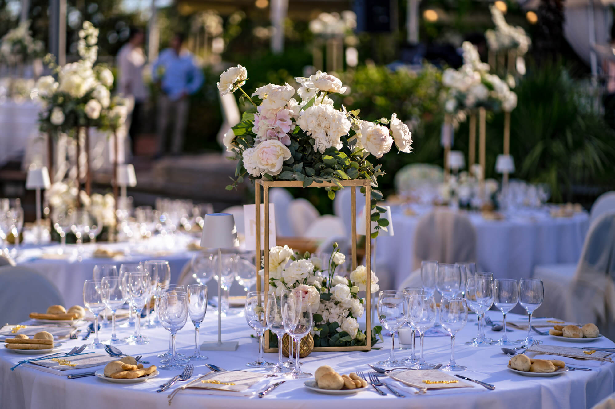una foto degli allestimenti dei tavoli per il matrimonio al royal hotel di sanremo