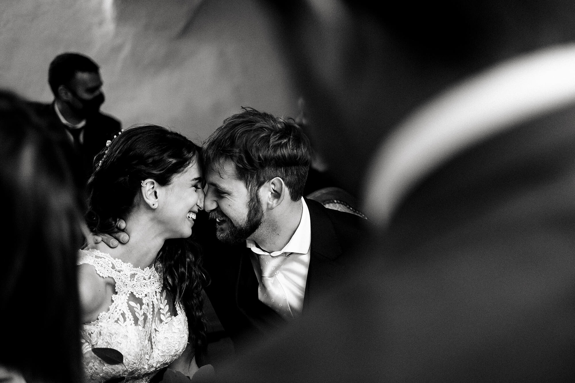 Una foto di un matrimonio in chiesa con gli sposi emozionati.