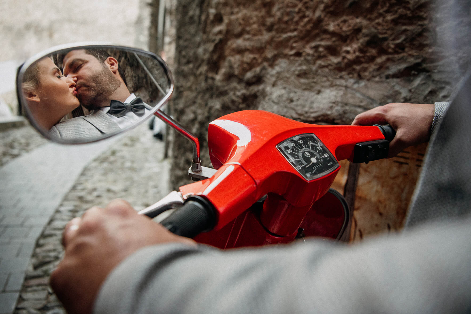 una foto degli sposi sulla moto (una vespa) che hanno utilizzato per il loro matrimonio.