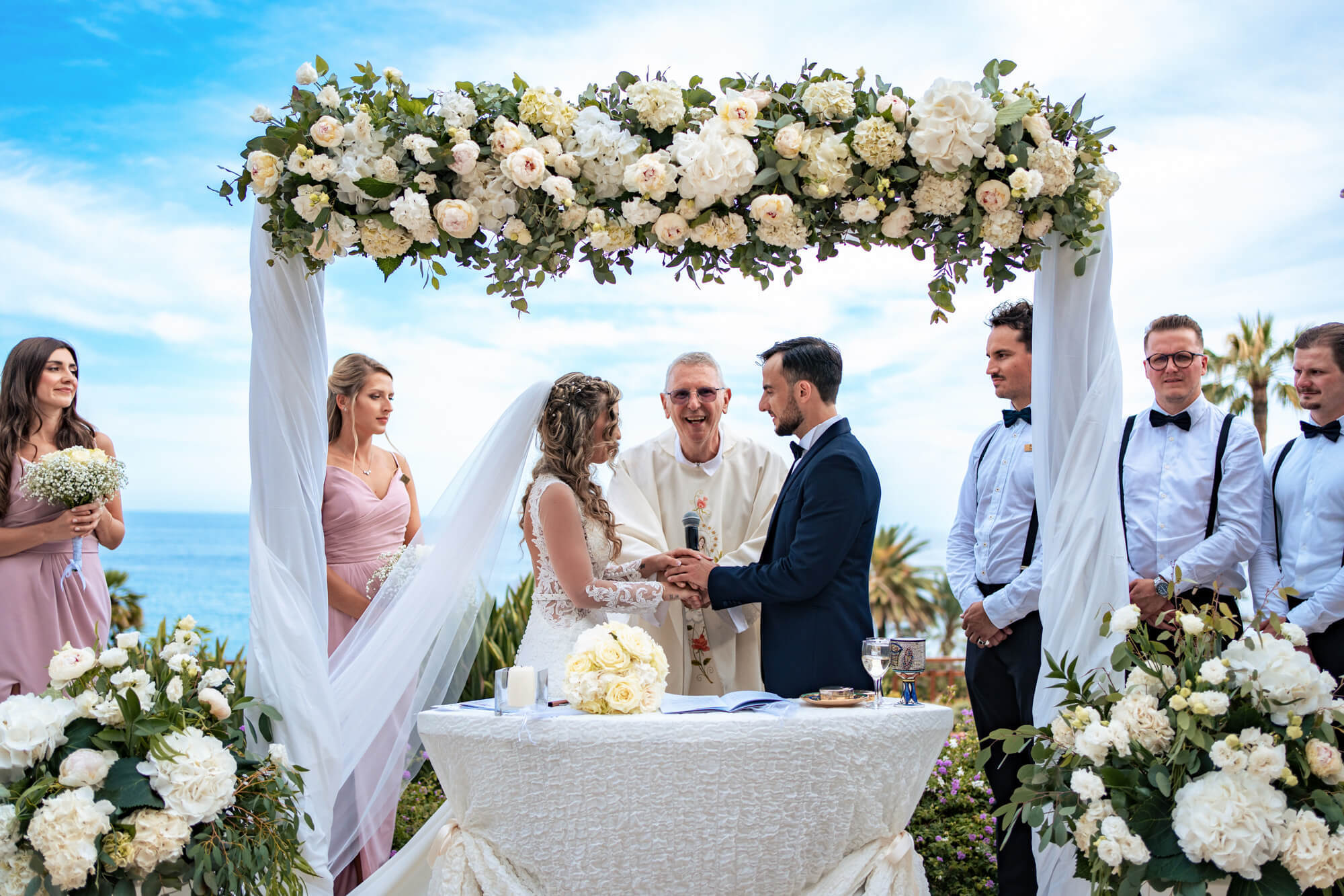 una foto durante il rito del matrimonio sulla terrazza del royal hotel di sanremo.