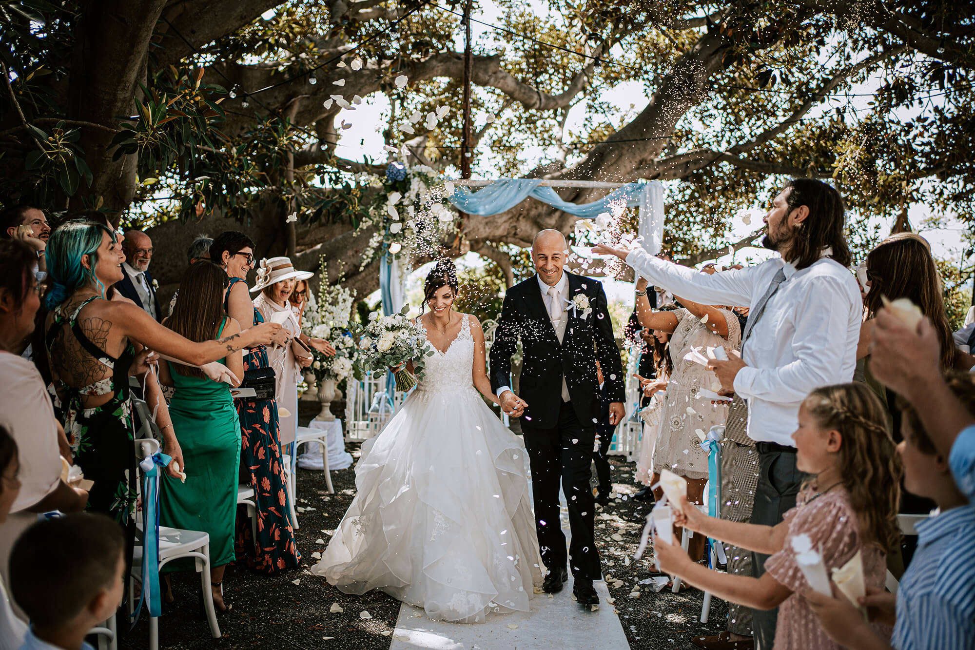 il lancio del riso dopo la cerimonia a villa ormond, location per matrimoni a Sanremo, provincia di Imperia.