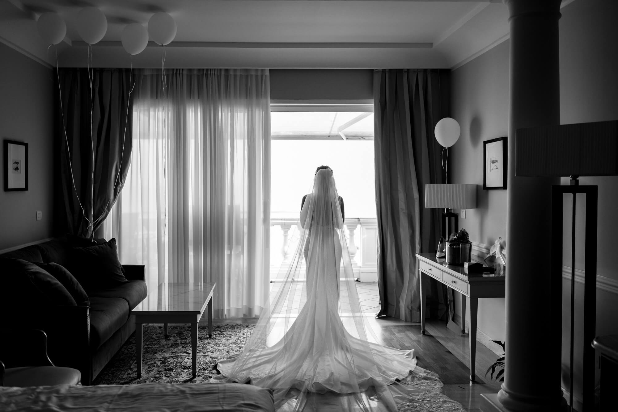 la sposa con il suo vestito nella camera d'hotel royal a Sanremo