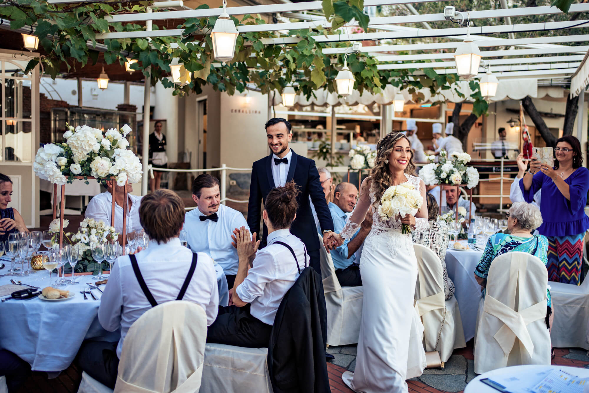 l'arrivo degli sposi in mezzo ad i tavoli per la cena al royal hotel di sanremo