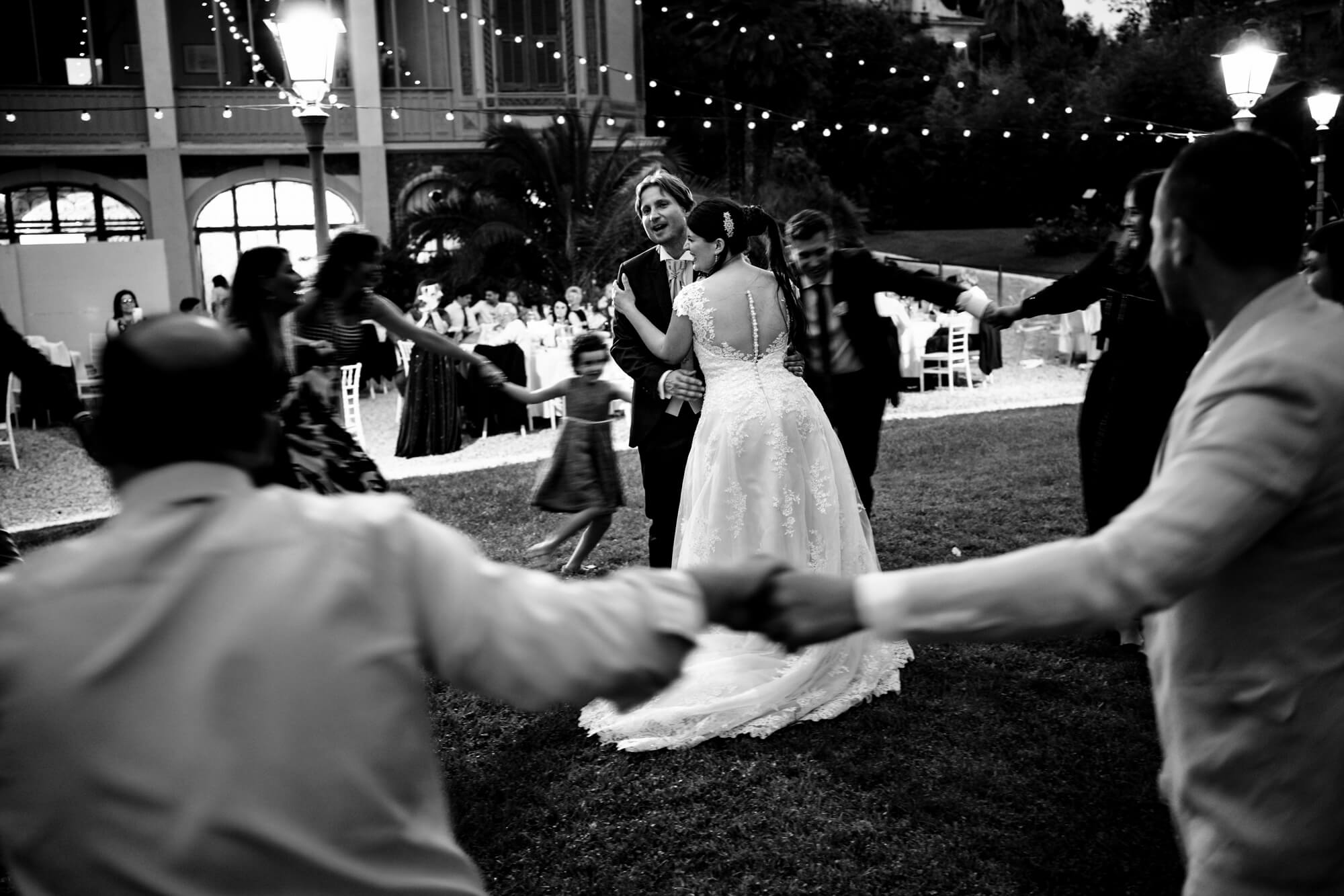 una foto del ballo tra gli sposi a villa nobel, location per matrimoni a sanremo, in provincia di imperia
